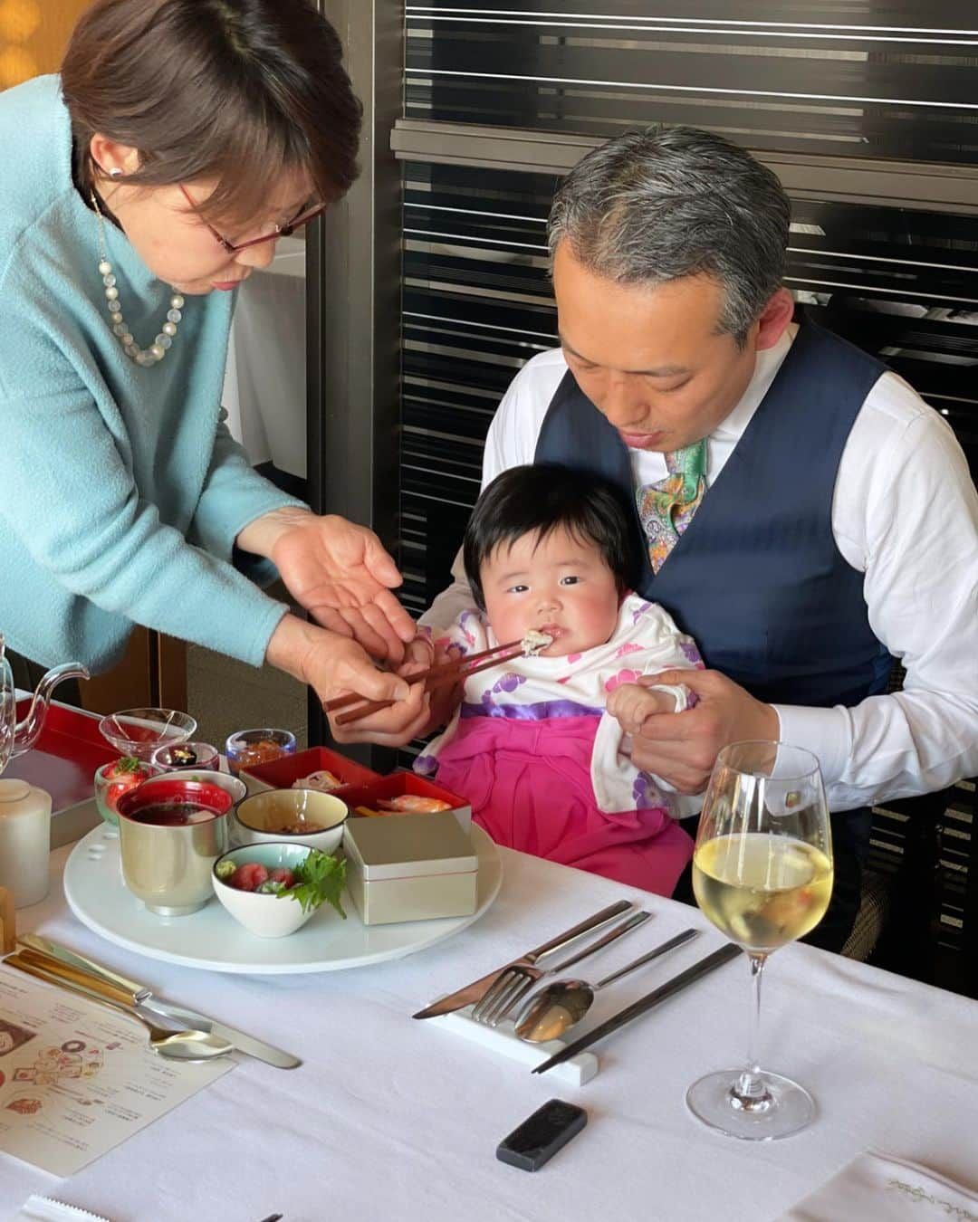 三佐和あやさんのインスタグラム写真 - (三佐和あやInstagram)「𝗢𝗥𝗜𝗘𝗡𝗧𝗔𝗟 𝗛𝗢𝗧𝗘𝗟 @oriental.hotel.kobe  オリエンタルの個室よかった！⤴︎💕  “お食い初めプラン”というサービスがあって ベビーベッドも用意してくれて  周りに気を遣わず 家族でゆっくりお祝いができたよ↗︎↗︎🌸  すごい おすすめ！！   ❁お頭付き 明石鯛の姿焼き  ❁丹波黒豆のお赤飯  ❁炊き合わせ 蓮根、にんじん、竹の子、椎茸  ❁酒 百薬の長といわれるお酒です  ❁栗の甘露煮  ❁車海老の旨煮  ❁紅白なます  ❁明石蛸辛子酢味噌  ❁いくら  ❁黒豆煮 金箔  ❁旬のお造り盛り合わせ  ❁季節のフルーツ  ❁蛤の椀物  ❁石割桜の箸 （おなまえを刻印してくれます） 石を割って生えてくる強い生命力をもつ桜。一生お使いいただける丈夫な箸に名前を刻んで。  ❁歯固めの石（チョコレートになってます）硬い石も噛み砕けるような丈夫な歯となりますように。  ❁生誕100日のアニバーサリーケーキ 一生食べ物に困らないという願いを込めて。  これだけ おうちで用意するのは重労働。 ホテルだと 全部用意してくれて、名入りの箸までついてくるのよ ↗︎  ケーキも切り分けてくれるし お腹いっぱいになっちゃった！☺️💕  家族は好きなメニューを頼んでお食事ができるし、本当に美味しかったので、後日またpostしますね😙  日頃がんばっているママにも ご褒美の時間になりました！！  𝓉𝒽𝒶𝓃𝓀 𝓎𝑜𝓊...♡  ホテルでゆっくりお祝いしよう！って提案してくれた 優しいパパにも感謝...🌸  #神戸ランチ  #神戸グルメ #ホテルランチ #ランチ #ディナー #ホテルステイ    #親バカ部﻿  #スマイル育児 #育児日記 #ベビフル #ベビスタグラム #親バカ #令和2年ベビー﻿ #妊活#ベビスタグラム #育児日記 #育児 #子育てぐらむ #ままのて #たまひよ   #お食い初め #お食い初めメニュー #ママリ #ママリ口コミ大賞」2月23日 5時50分 - misawa_aya