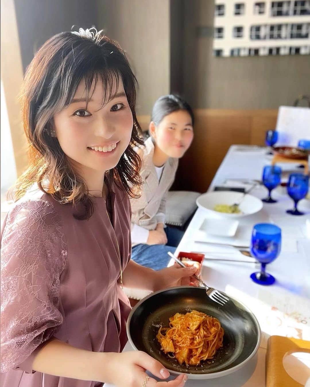 三佐和あやのインスタグラム：「𝗢𝗥𝗜𝗘𝗡𝗧𝗔𝗟 𝗛𝗢𝗧𝗘𝗟 @oriental.hotel.kobe  オリエンタルの個室よかった！⤴︎💕  “お食い初めプラン”というサービスがあって ベビーベッドも用意してくれて  周りに気を遣わず 家族でゆっくりお祝いができたよ↗︎↗︎🌸  すごい おすすめ！！   ❁お頭付き 明石鯛の姿焼き  ❁丹波黒豆のお赤飯  ❁炊き合わせ 蓮根、にんじん、竹の子、椎茸  ❁酒 百薬の長といわれるお酒です  ❁栗の甘露煮  ❁車海老の旨煮  ❁紅白なます  ❁明石蛸辛子酢味噌  ❁いくら  ❁黒豆煮 金箔  ❁旬のお造り盛り合わせ  ❁季節のフルーツ  ❁蛤の椀物  ❁石割桜の箸 （おなまえを刻印してくれます） 石を割って生えてくる強い生命力をもつ桜。一生お使いいただける丈夫な箸に名前を刻んで。  ❁歯固めの石（チョコレートになってます）硬い石も噛み砕けるような丈夫な歯となりますように。  ❁生誕100日のアニバーサリーケーキ 一生食べ物に困らないという願いを込めて。  これだけ おうちで用意するのは重労働。 ホテルだと 全部用意してくれて、名入りの箸までついてくるのよ ↗︎  ケーキも切り分けてくれるし お腹いっぱいになっちゃった！☺️💕  家族は好きなメニューを頼んでお食事ができるし、本当に美味しかったので、後日またpostしますね😙  日頃がんばっているママにも ご褒美の時間になりました！！  𝓉𝒽𝒶𝓃𝓀 𝓎𝑜𝓊...♡  ホテルでゆっくりお祝いしよう！って提案してくれた 優しいパパにも感謝...🌸  #神戸ランチ  #神戸グルメ #ホテルランチ #ランチ #ディナー #ホテルステイ    #親バカ部﻿  #スマイル育児 #育児日記 #ベビフル #ベビスタグラム #親バカ #令和2年ベビー﻿ #妊活#ベビスタグラム #育児日記 #育児 #子育てぐらむ #ままのて #たまひよ   #お食い初め #お食い初めメニュー #ママリ #ママリ口コミ大賞」