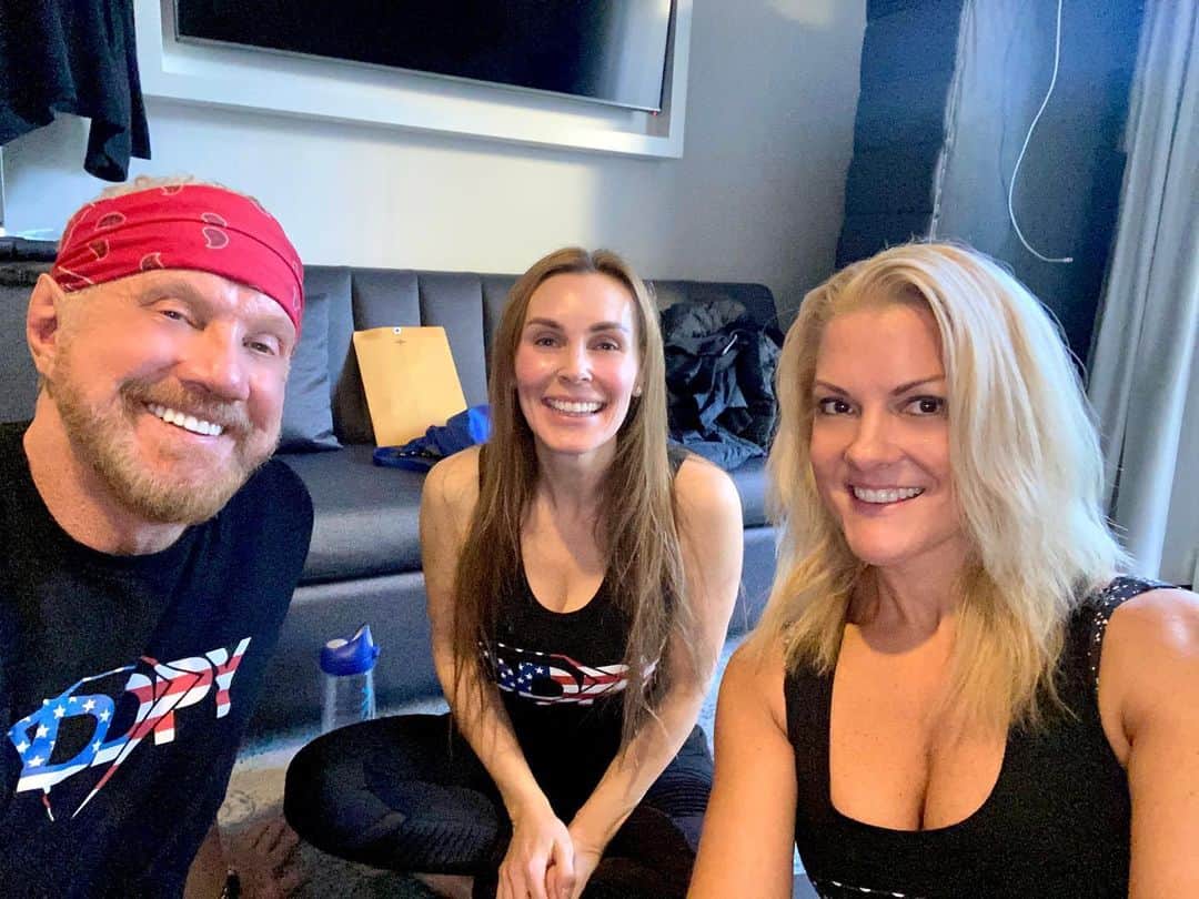 ターニャ・テイトのインスタグラム：「How did you spend your weekend?  This weekend was a real game changer for me. I met with @diamonddallaspage @ddpyoga @paygemcmahon for some socially distanced #DDPYoga   The week that passed was the 1st year anniversary of the day my 21 old brother Daven passed away. I felt I was reliving every single day of the 4 day nightmare his body was kept breathing on the life support machine. I kept thinking this time last year at this specific time I was doing certain things, or being given different news from the hospital. I was with him when his body stopped breathing. I held his hand. It was just so heartbreaking. He will always be my baby brother and I will always be his sister. He loved me and I will always love him ❤️  Fast forward to Friday night and my 3 year old son Ozzie rolled around on the bed playing, smashed the back of his head into the bedside table and ended up with a big open gash. We called 911 as it was trauma to the head and there was blood seeping from the wound. The paramedics / EMPT checked him out and said he needed stitches. We ended up taking him to urgent care where they put 5 staples in my head. It was really so sad seeing him go through it all. His head will heal and he is not affected by it all all. He is such a strong brave boy ❤️  Meeting up with Diamond and Payge just made my weekend so much better. I have been suffering with my immune system since the shock of my brothers death. It has been affecting my muscles, they fatigue really quickly. I have been doing DDP Yoga online and it had been helping me build back my strength and flexibility. I had started on the chair workouts on the app mostly aimed at over 60's and people with injuries. Diamond and Payge wanted to help me with a personal customized workout.  These guys are amazing. DDP instructed, whilst Payge also a yoga teacher and amazing athlete, was giving advice on improving my positions in the exercise, whilst she was also working out with us.  I always talk about the power of positivity. I believe in positive thinking and surrounding yourself with like minded people. After my week I had, Diamond and Payge reminded me this world is beautiful and yes I CAN DO IT!!  💎❤️ cont...」