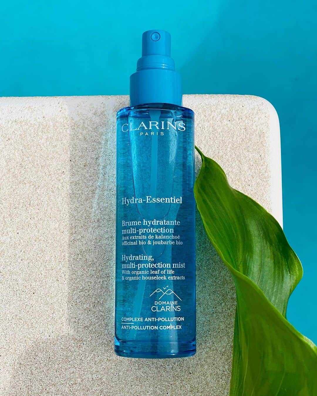 CLARINSさんのインスタグラム写真 - (CLARINSInstagram)「💦🌿 Introducing *NEW* Hydra-Essentiel Hydrating Multi-Protection Mist 🌿💦 Thus super-hydrating face mist leaves skin radiant, plump, and protected from the effects of environmental stressors. 💙 💦Who feels like they could use a spritz or 2 of this? 💦  #hydration  #winterskincare #clarins #clarinsskincare  #skincare #clarins」2月23日 5時50分 - clarinsusa