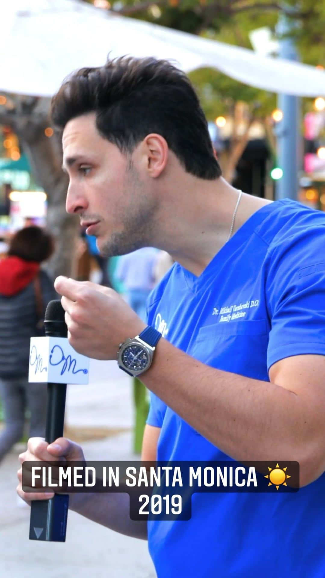 ドクター・マイクのインスタグラム：「Curbside Consult AKA Street Medicine @santamonicapier Circa 2019 👨🏻‍⚕️ What medical question would you ask me? #askadoctor #insomnia」