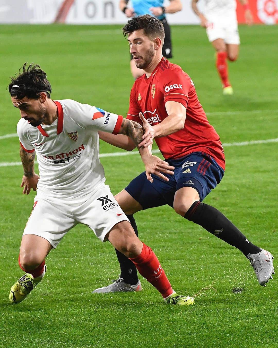 セビージャFCのインスタグラム：「𝙎𝙚𝙜𝙪𝙞𝙢𝙤𝙨, 𝙎𝙚𝙫𝙞𝙡𝙡𝙖. 💪🏻⚡️  #OsasunaSevillaFC 🔥  #vamosmiSevilla #NuncaTeRindas #WeareSevilla #laliga」