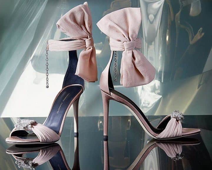 GILTのインスタグラム：「Needing an occasion to put on heels is so 2019. Tap to shop up to 70% off #GiuseppeZanotti.」