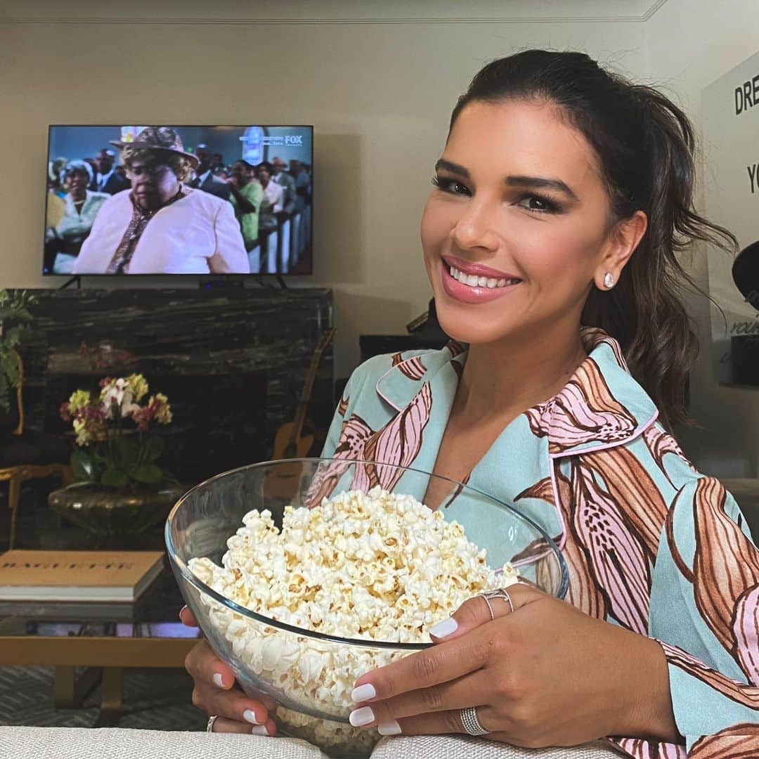 Mariana Riosのインスタグラム：「FOX Channel é STAR Channel agora!!! A casa de todos os filmes e séries que amamos, como Os Simpsons, The Walking Dead, Duncanville e muitos outros! Como o Lulu Santos dizia: “Meu Destino é ser Star” 🤩 E eu estou aqui acompanhando tudo do meu sofá do jeito que eu gosto junto com meu Kit “Sou STAR” e vou conferir as novidades escutando a música do @lulusantosoficial! Me conta aqui embaixo, porque seu destino é ser STAR? #StarChannel  #MeuDestinoéSerStar @starchannelbra」