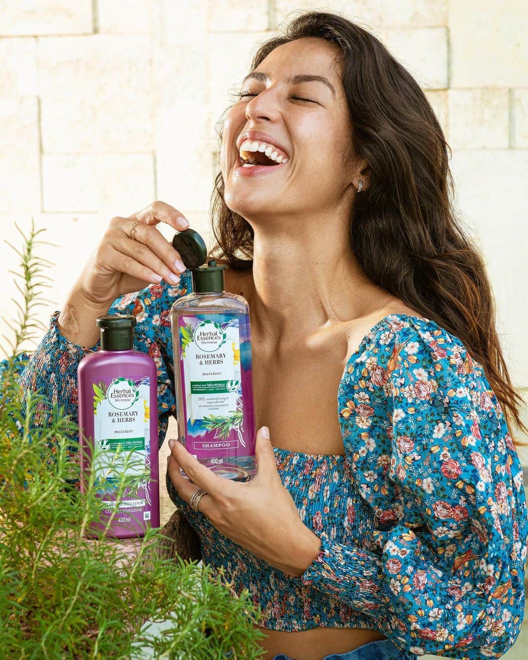 Yanna Lavigne 稲垣アンのインスタグラム：「Como vocês sabem, estou sempre em busca de produtos que me conectem com a natureza de alguma forma e durante a gravidez essa preocupação não foi diferente. Inclusive, sempre reforço para vocês que uma das principais características de @herbalessencesbr é que toda linha tem 90% dos ingredientes de origem natural* e fórmulas livres de parabenos, corantes, óleo mineral e silicone. Eu tenho muito orgulho dessa marca que preza por produtos sem química, mas sem perder qualidade e o principal - fragrância. #Publi #MeuMomentoHerbal *com porcentagem de água e ingredientes de origem natural com processamento limitado.」