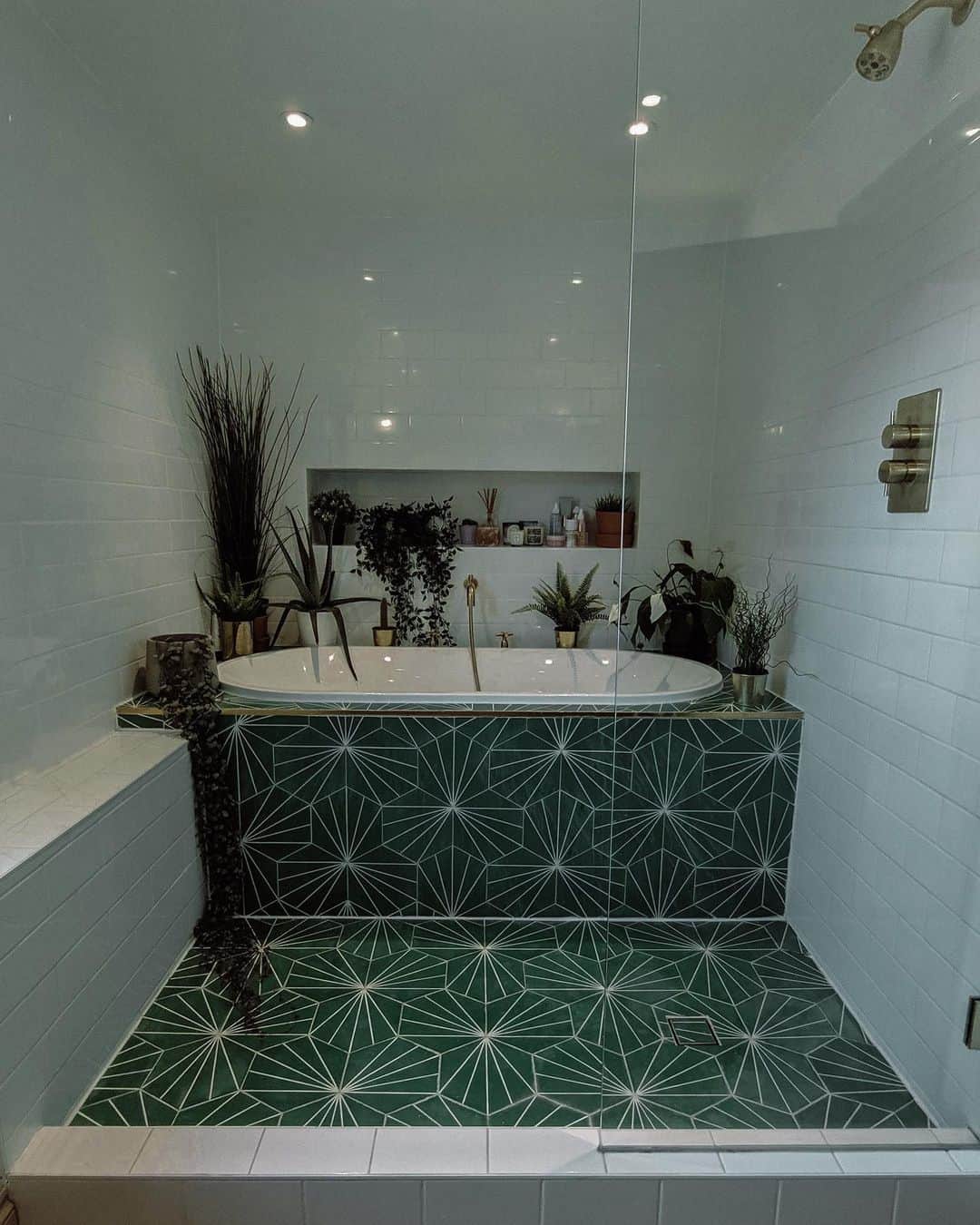 ルー・ティーズデールのインスタグラム：「In my baff listening to Rod Stewart...  - @louteasdalehome」