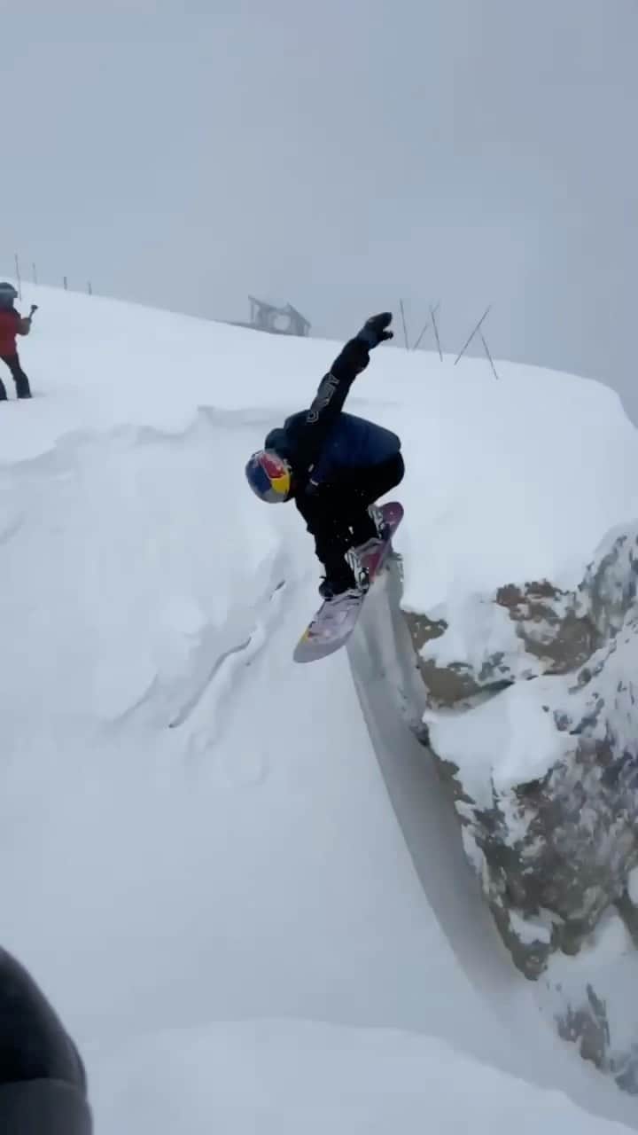 レッドブルのインスタグラム：「you will NOT wanna miss this 😍  The Kings and Queens of Corbet's is popping *off* (as shown beautifully by the incredible @yukikadono 🙌) and you can watch all the highlights from today over on Red Bull TV ~link in bio~ 📺   #redbull #givesyouwiiings #skiing #snowboarding #snow #competition #ski」