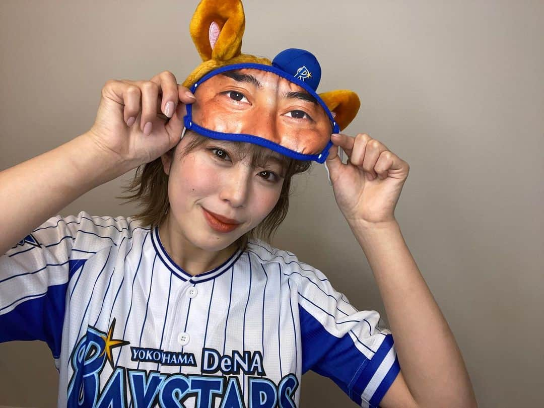 稲村亜美さんのインスタグラム写真 - (稲村亜美Instagram)「ついにきましたーーー！ #グッズ購入でプロ野球開幕祈願  第五弾！！  キャンプ中継ではしっかりと日焼けした肌の選手がたくさんみられて充実感が画面から伝わってきていますね😊  今回は横浜DeNAベイスターズです！！！ 一言で言うとスターマングッズの充実度が凄まじいです！！ 写真をみてもらえるとわかるようにスターマンになりきれます🙆‍♀️🙆‍♀️🙆‍♀️笑 女の子にも嬉しいですし、お子さんとペアで決めてもよし◯ どこにどう転んでもキュートになってしまうそんなグッズです、、、 どの球団にもこのテーマパークに売っているようななりきり耳だったり商品化して欲しい、、です、、、 確実に球場が女の子で溢れ返るはず🙏（個人的な意見です笑）  メイクもスターマンに近づけるように、オレンジチークをいれてみたり🍊アイシャドーやライン、マスカラを全部ブラウンに統一して優しいイメージに🤲🤲🤲  そしてツボだったのが選手の目がプリントされたアイマスク！ 用途はなかなか難しいですが、面白いのですぐにポチリとしてしまいました！ 今回は宮﨑敏郎選手にしましたよ👌✨  皆さんも是非グッズを購入してプロ野球開幕への気持ちを上げていきましょう〜〜〜  #横浜denaベイスターズ   ※ユニホームは以前始球式の際にいただいたものです  https://ec.baystars.co.jp/」2月22日 21時09分 - inamura_ami