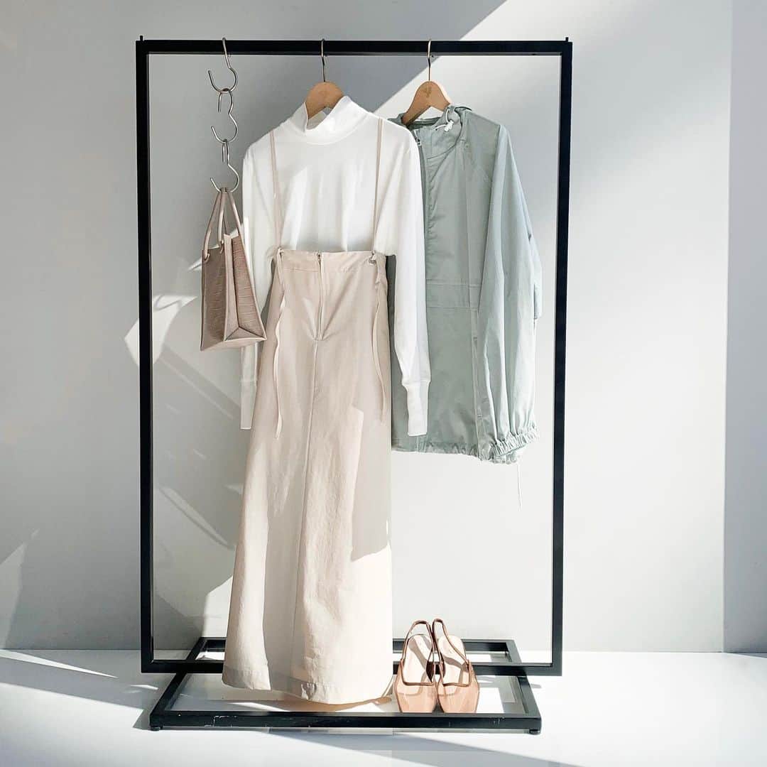 AGbyaquagirlのインスタグラム：「【 2021 spring 】﻿ ﻿ トレンドのオーバーシルエットに仕上げた﻿ カジュアルデザインのマウンテンパーカ。﻿ 配色のファスナーがスポーティーな印象に。﻿ ハイネックトップスと、ZIPサス付きジャンスカに﻿ あえてチュールパンプスを合わせて﻿ 程よく女性らしさをプラスしたスポーティーコーデに♪﻿ ﻿ #agbyaquagirl﻿ #agバイアクアガール﻿ #エージーバイアクアガール﻿」