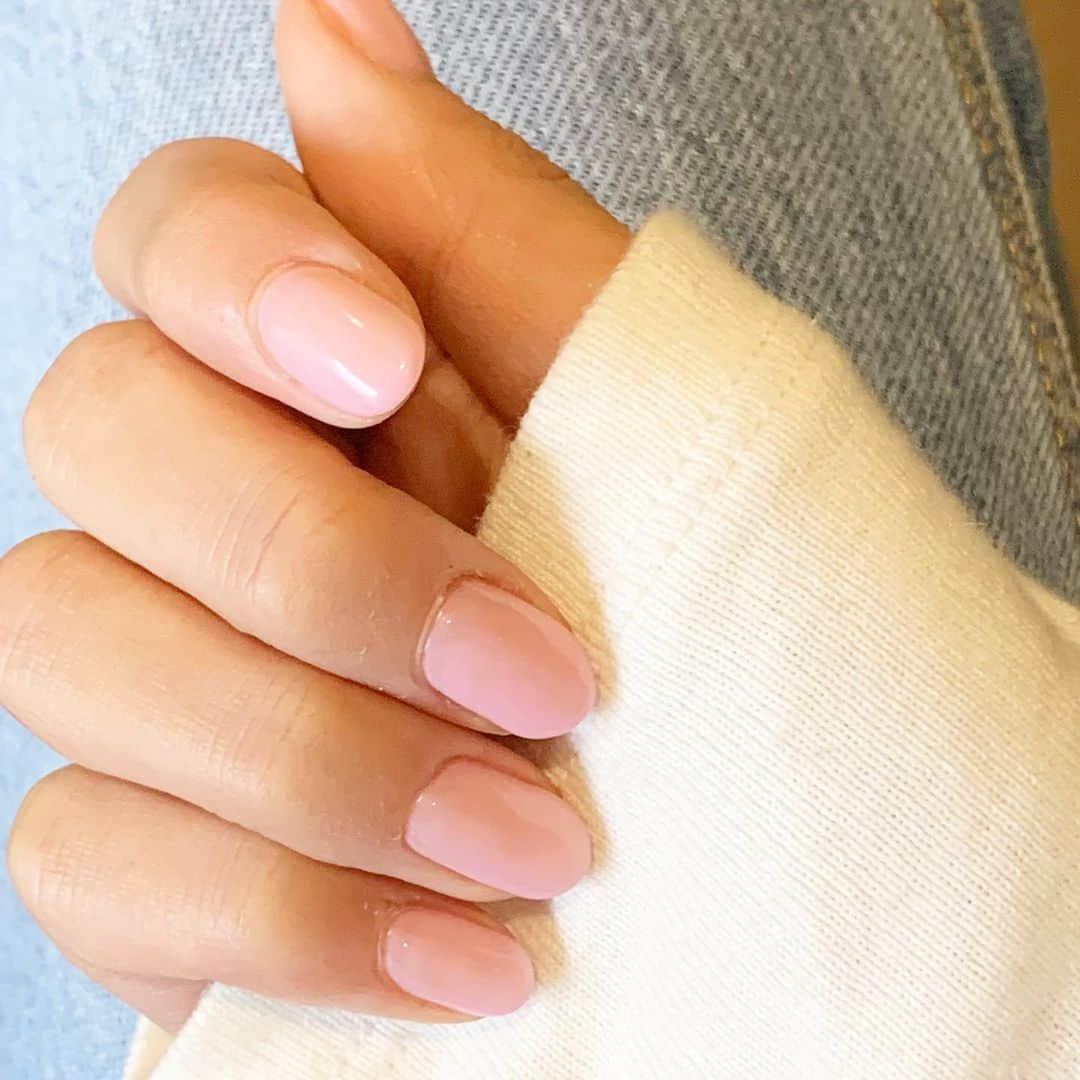 岡本麻佑のインスタグラム：「. おにゅう😍今回はマット過ぎずクリア過ぎず✨ちょっとミルキーな感じにしてもらいました💗🤍 #いとこネイル#まゆnails」