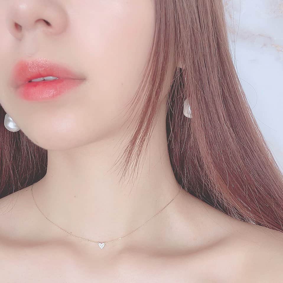 MOMOKOのインスタグラム：「#猫の日 の今日は﻿ はじめての結婚記念日でした💍🤍﻿ ﻿ 旦那さんが @ahkah_official の﻿ ジュエリーをプレゼントしてくれました🥲﻿ (しっかりリクエストしました🤗笑)﻿ ありがとう。大切にします😭✨﻿ ﻿ 家族で健康にこの日を迎えられたことが﻿ とてもうれしい💐﻿ ﻿ 同じ日に記念日を迎える方がまわりに結構いて﻿ それもまたうれしい☺️」