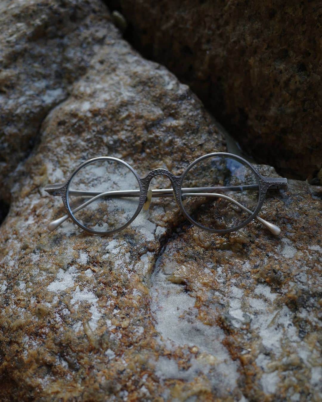 のインスタグラム：「#RIGARDS . Blending in with nature . #925SterlingSilverCollection . Model no.#RG0111AG in .925 Silver with our signature hand-hammered 'tsuchime' finish. . Every pair is one of a kind, like you. . #Craftsmanship #NaturalMaterials #independenteyewear #ExperienceTheOriginal #MoreThanMeetsTheEye #HandmadeForYourFace」