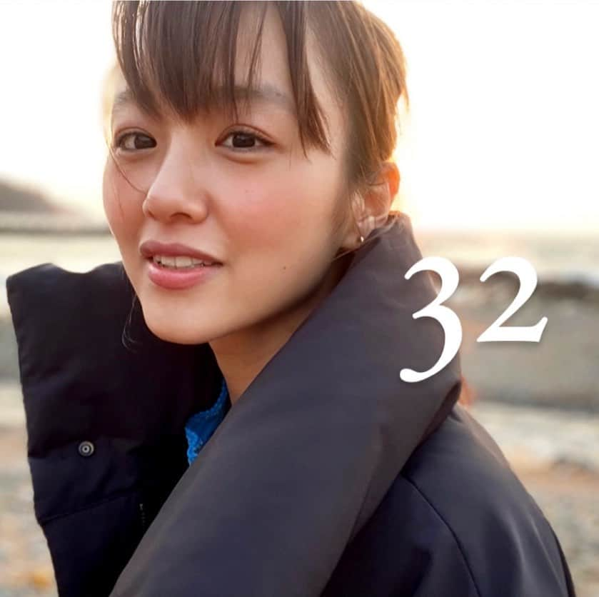 真下玲奈さんのインスタグラム写真 - (真下玲奈Instagram)「32歳になりました。 . 歳を重ねるごとにどんどん自分のことが好きになってます。 . こんな日が来ると思わなかった☺️ . 見たくないところもあるけど そんなところも、沢山自分と向き合って 柔らかくて強い人間になります . . いつもみんなありがとう。 . . 人生があたしに要求してくるぜ！ くぅ！痺れるねっ . 逃げずに向かうよ . . 2021.02.21 真下玲奈 . . #真下玲奈#ハッピーバースデー#mybirthday #birthday #32歳 #アップデートしました#みんなありがとう#0221#1989年生まれ #2021年2月21日#1989年2月21日#海よ俺の海よ」2月22日 21時03分 - r.mashitaaa.221