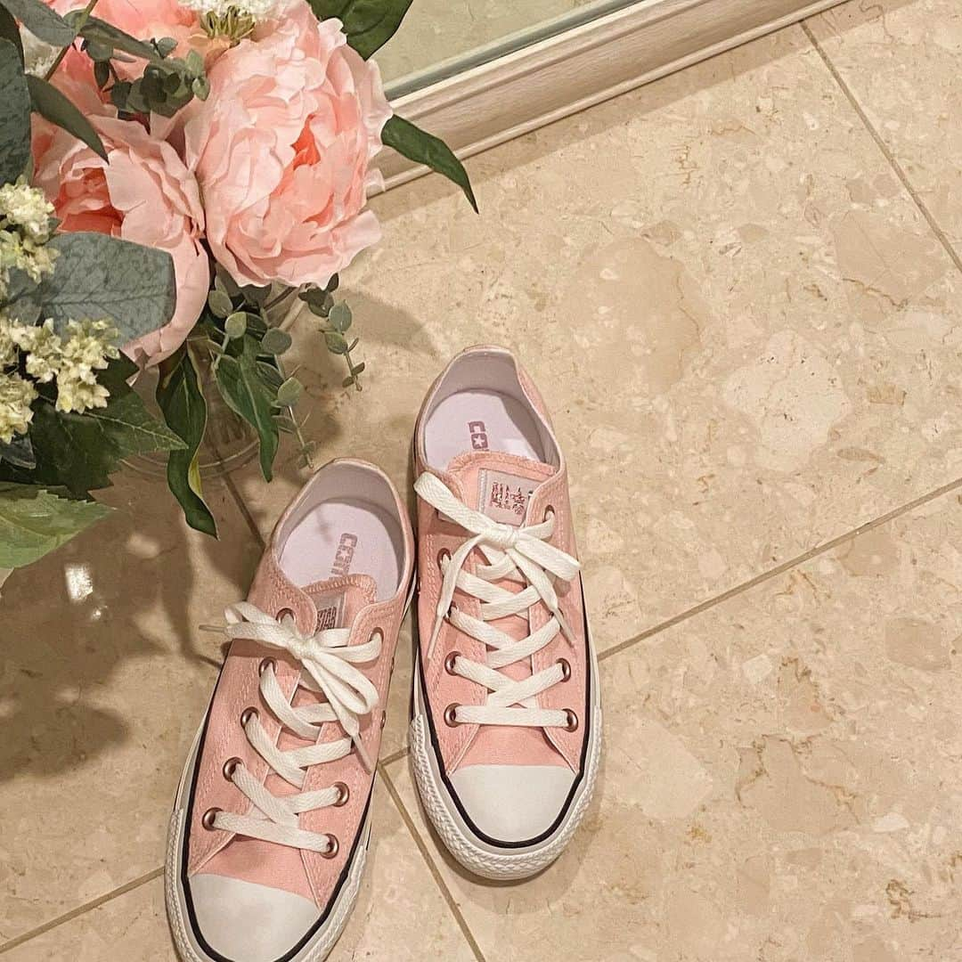 飯坂采子のインスタグラム：「new converse。🩰⠀ この間,コンバースの投稿したばかりなのにまたまたです😂このデザインも可愛いポイントがたくさん🤍！コンバースのロゴがピンクラメなのと見えてないけどバックのロゴもピンク〰️あと紐を通す部分がマットメタリックなピンクで,紐もベーシックなホワイトとキラキラグリッターピンクの2種類がついてきました！コンバースのピンクは今回でgetして2つめになるんだけれど...ピンクって微妙な違いで可愛いが変わるし,ついつい揃えたくなっちゃいます✔️このピンクは桜カラーみたいなピンクで春にぴったり🌸♡⠀ ⠀  #Frentish_style#converse#コンバース#パリジェンヌ#ロンドンガール#フレンティッシュスタイル#あや_くつ」