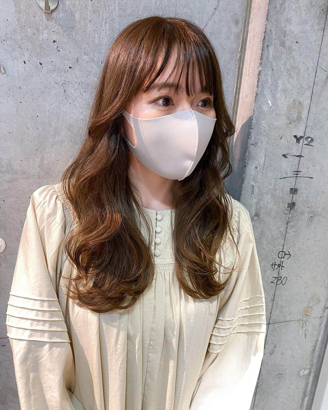 かほこ。のインスタグラム：「ㅤㅤㅤㅤㅤㅤㅤㅤㅤㅤㅤㅤㅤ ㅤㅤㅤㅤㅤㅤㅤㅤㅤㅤㅤㅤㅤ @urealm_omotesando さんとの コラボインスタライブ💇🏻‍♀️🎥✨ お忙しい中見てくださったみなさま 本当にありがとうございました♥ 途中電波悪くて止まってしまって すみませんでした🙇🏻‍♀️ またあとですぐにきれいな動画を IGTVに載せるので、可愛いアレンジを 改めて見ていただけたら嬉しいです🙇🏻‍♀️💕 ㅤㅤㅤㅤㅤㅤㅤㅤㅤㅤㅤㅤㅤ とてもきれいな色に、 そして今っぽい抜け感のある髪型に していただきました🥺✨✨ ちなみにこちらはイルミナカラーの フォレストというお色になります！ 明るめのオリーブグレージュです！ 3枚目の動画は完成時の様子👏🏻 前髪重いの気になってたから 薄くなって嬉しい🥺♥ ㅤㅤㅤㅤㅤㅤㅤㅤㅤㅤㅤㅤㅤ 石原さん、谷さん、中村さん、 そしてスタッフのみなさま 本当にありがとうございました♥ とっても楽しかったです♥♥ ㅤㅤㅤㅤㅤㅤㅤㅤㅤㅤㅤㅤㅤ #urealm #オリーブグレージュ #イルミナカラー #レイヤーカット #ロングヘア」