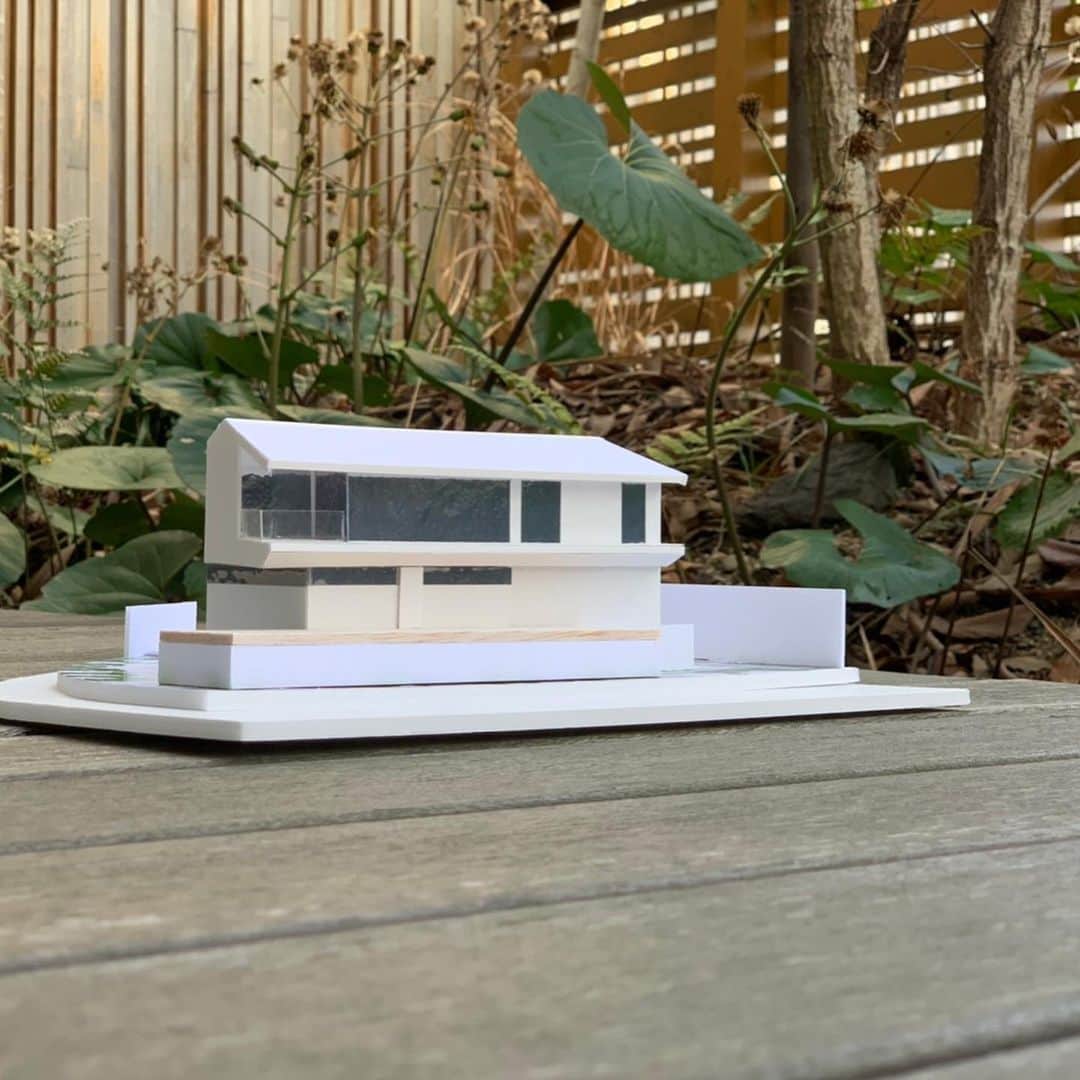 OUKEN DESIGN - 株式会社旺建のインスタグラム：「『旺建のプレゼン』  はじめての家づくりに欠かせないツールとして私たちが大切にしているもののひとつに住宅模型があります。  平面図やパース、立面図だけではイメージしにくい部分も模型をご覧頂くことでしっかりとご理解頂けるようになります。  一棟、一棟、オリジナルの住まいにすることで次世代に住み継げる住まいを目指す私たちには、この住宅模型は必須のアイテムです。  皆様の理想の住まいをオリジナルの模型でご覧頂ける日を心持ちにしています。  #模型 #建築模型 #プレゼン模型 #模型づくり #建築写真 #建築デザイン #設計士とつくる家 #住宅設計 #店舗設計 #空間設計 #パッシブ設計 #意匠設計 #香川の家 #岡山の　#cocospace #ココスペース #高気密高断熱 #耐震等級3 #長期優良住宅 #ua値 #c値 #自由設計 #注文住宅 #デザイン住宅 #ouken #旺建」