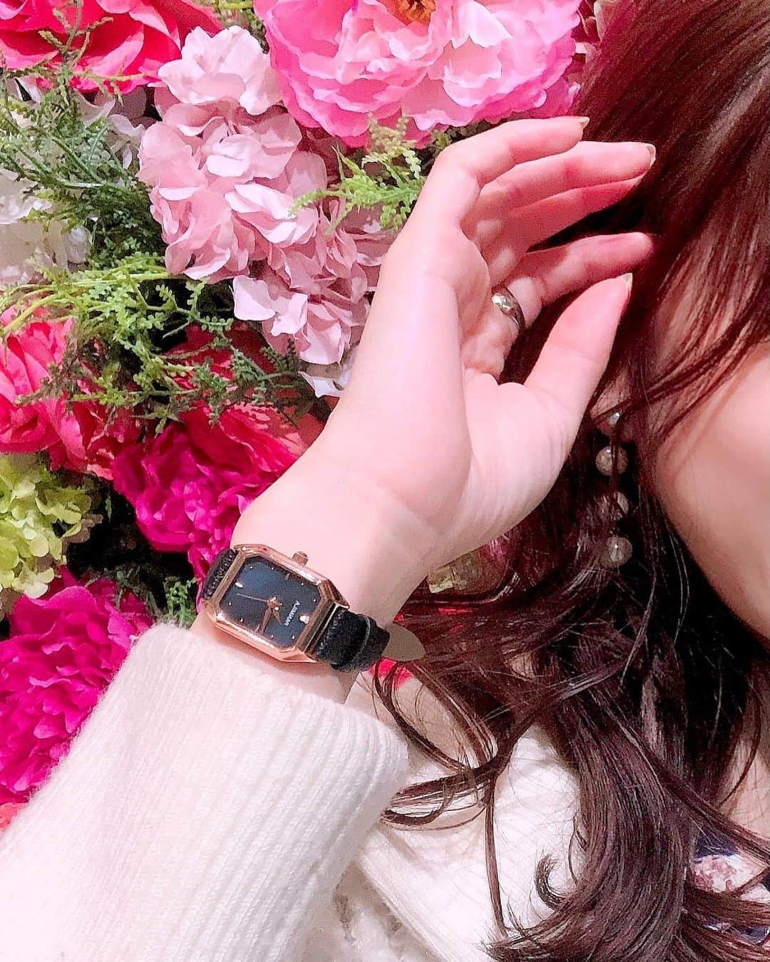 高橋里彩子さんのインスタグラム写真 - (高橋里彩子Instagram)「黒の時計持っていなかったから﻿ new ⌚にしたよーん💓﻿ ﻿ ﻿ ﻿ @ramiel11_shop﻿ のやつ😊💓﻿ ﻿ ﻿ これスクエアで可愛い☺❣️﻿ ﻿ ﻿ 最近あったかくなって本当に気分がいい🥰💘💘💘﻿ ﻿ ﻿ 花粉やばいってみんなからきくんだけど﻿ みんなどう？🥺﻿ ﻿ 私はわからないんだよね😭💕﻿ ﻿ ﻿ 春はすごい好きだから﻿ 楽しみだぁ💓﻿ ﻿ 春コーデ﻿ のせていきたいなぁ♥️🙌🏻🙌🏻﻿ ﻿ ﻿ ﻿ ﻿ ﻿ ﻿ #Ramiel11 #腕時計 #腕時計コーデ #レディース腕時計 #pr #腕時計倶楽部　#手元倶楽部　#腕時計好き　#腕時計コーデ #時計好き #ウォッチ#ファッション #アクセサリー #アクセサリー好き #女子力 #女子力高め #オシャレさんと繋がりたい #おしゃれさんお繋がりたい #時計好きな人と繋がりたい #女優 #watch #accessory #春コーデ #ヘアカラー #春ベージュ #春カラー﻿ #白コート #薄メイク #ナチュラルメイク」2月22日 21時06分 - konkonwanwan