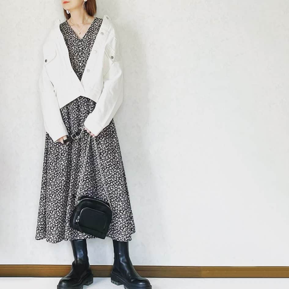 のインスタグラム：「22 Feb. 2021 ・ ・ こんばんは☺︎ 暖かい日が続くとますます春服が気になります☺️🌸 ・ ・ outer#デニムノーカラージャケット#gu onepiece#しまむら  boots#zara ・ ・ #しまむら購入品  ☟ 今期トレンドの#パイピング ワンピース✨ ・ 小花柄の春らしいワンピ。 胸元のボタンと、パイピングのデザインも可愛いです🥰 ・ ・ ナガバルーンソデVPO 品番529-1922  中茶 ・ ・ いつもありがとうございます♡ ・ ・ #instafashion#fashion#coordinate#プチプラコーデ#しまむらパトロール#しまパト#gu_for_all#zaraaddict#locari#mineby3mootd#4yuuu#おしゃれさんと繋がりたい#お洒落さんと繋がりたい#おしゃれな人と繋がりたい#お洒落な人と繋がりたい」