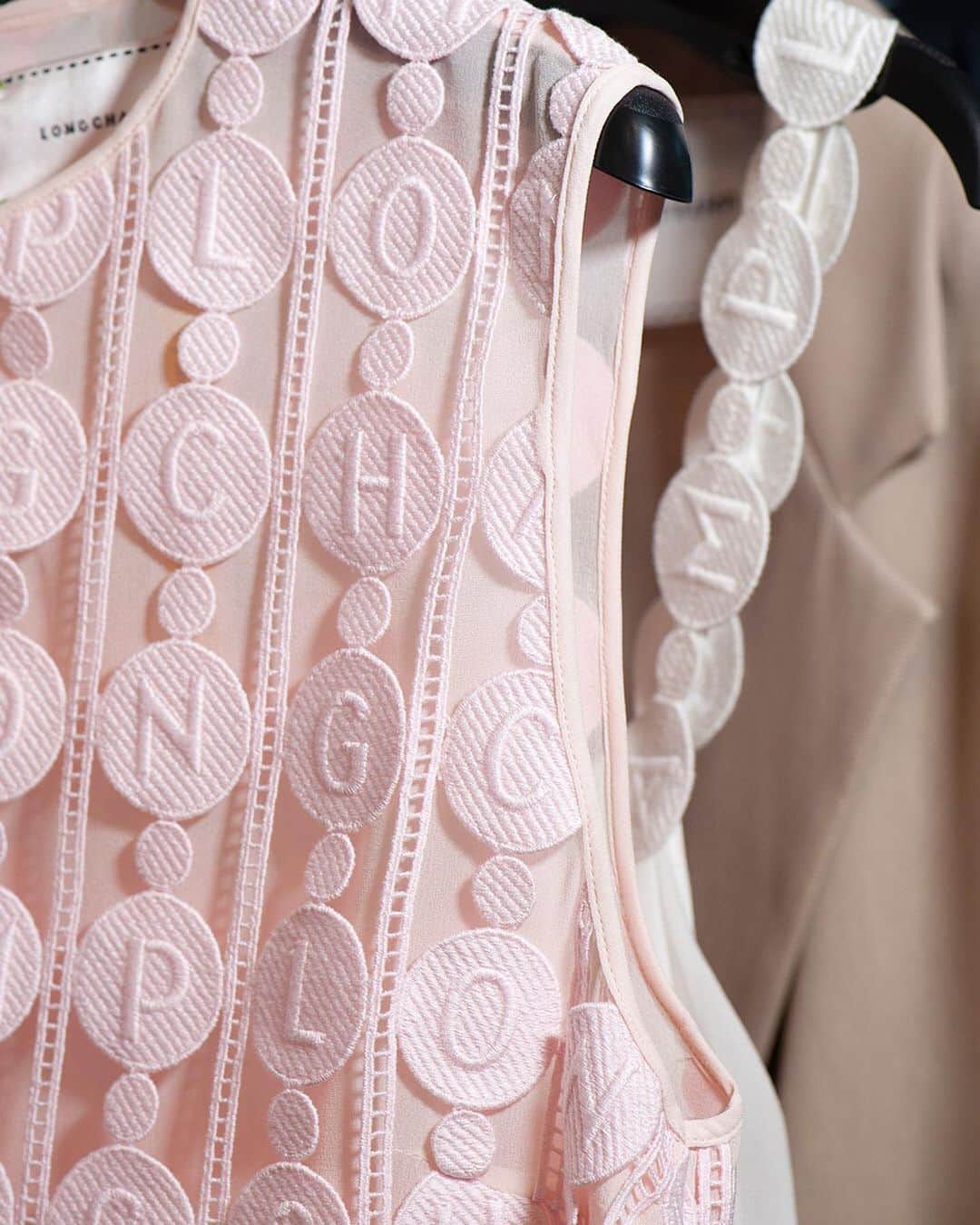 のインスタグラム：「Spring has sprung. Summer has too. Snaps from our #LongchampSS21 Lookbook.  #LongchampTresParis #Longchamps」