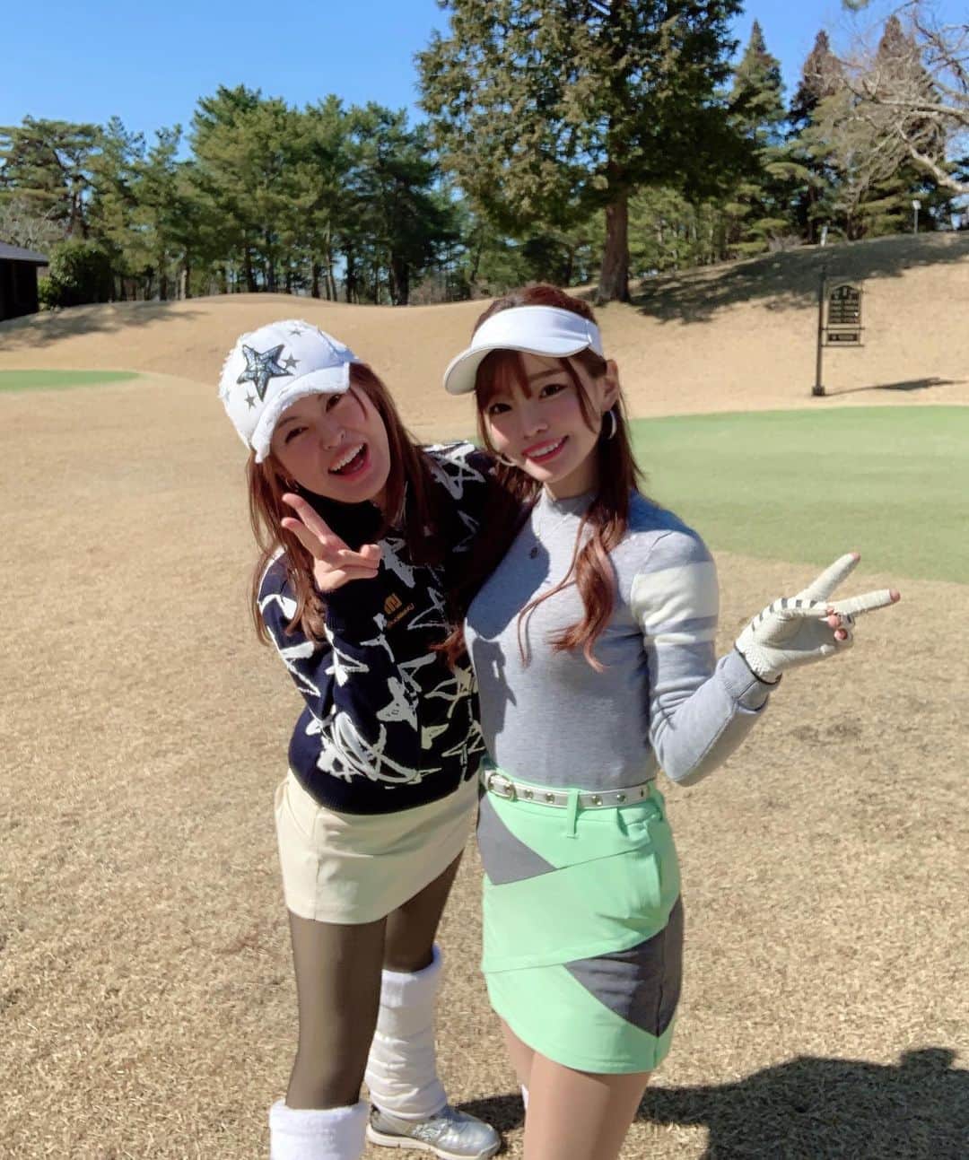 のインスタグラム：「⛳️  たくさん打った日🤣 まさかの3連続バンカー入れた🥰笑  毎ホールバンカー入れたんじゃないかって位 砂に愛されてしまいました、、、😭♡  一緒にまわった御三方本当にお上手で👏 なのにアプローチもうまくいかなくて 1人でチョロチョロしてる私に優しくしてくれた🥺🙏  オリンピック⛳️も初めてしたんだけど 緊張感あっておもしろかったなぁ😍 はい、もちろんビリです、、🤣  ご一緒したユリカ様は全ホール ドライバーまっっすぐ飛ばしていて😳（全ホールだよ？😳） オリンピックでも優勝🏆 いやー本当すごかったなぁ💖👏  私のスコアは置いといて← ナイスショットもナイスパターも沢山見れて とっても刺激的なラウンドでした😍💖💖  #ゴルフ女子#ごるふ女子#ゴルフ#golf #ゴルフラウンド#ゴルフコーデ #ゴルフウェア#ゴルフ好き#ゴルフばか #ゴルフうまくなりたい#バンカーショット #ゴルフ男子#ゴルフ女子コーデ」