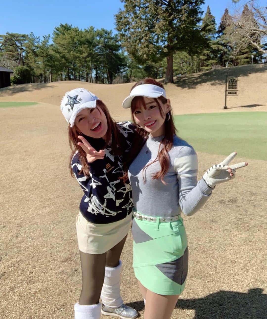 𝗠𝗮𝗶のインスタグラム：「⛳️  たくさん打った日🤣 まさかの3連続バンカー入れた🥰笑  毎ホールバンカー入れたんじゃないかって位 砂に愛されてしまいました、、、😭♡  一緒にまわった御三方本当にお上手で👏 なのにアプローチもうまくいかなくて 1人でチョロチョロしてる私に優しくしてくれた🥺🙏  オリンピック⛳️も初めてしたんだけど 緊張感あっておもしろかったなぁ😍 はい、もちろんビリです、、🤣  ご一緒したユリカ様は全ホール ドライバーまっっすぐ飛ばしていて😳（全ホールだよ？😳） オリンピックでも優勝🏆 いやー本当すごかったなぁ💖👏  私のスコアは置いといて← ナイスショットもナイスパターも沢山見れて とっても刺激的なラウンドでした😍💖💖  #ゴルフ女子#ごるふ女子#ゴルフ#golf #ゴルフラウンド#ゴルフコーデ #ゴルフウェア#ゴルフ好き#ゴルフばか #ゴルフうまくなりたい#バンカーショット #ゴルフ男子#ゴルフ女子コーデ」