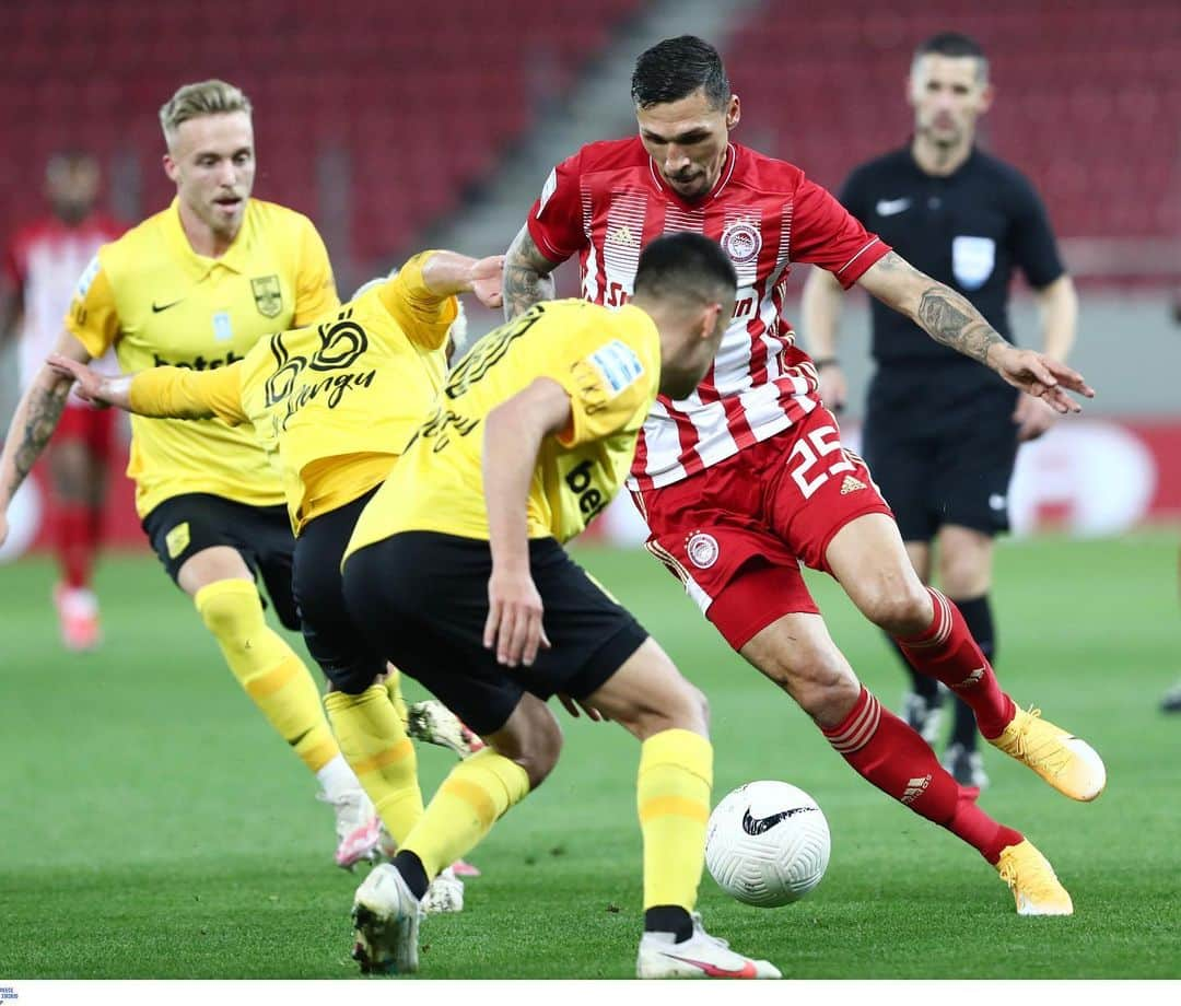 ヨゼ・ホレバスのインスタグラム：「Yesterday’s match frustrated but we still on track ,take the point and looking forward ! Unlucky with the injury’s of @mari_vrou and @sokratispapa.official wish them speedy recovery .  @olympiacosfc 🔴⚪️」