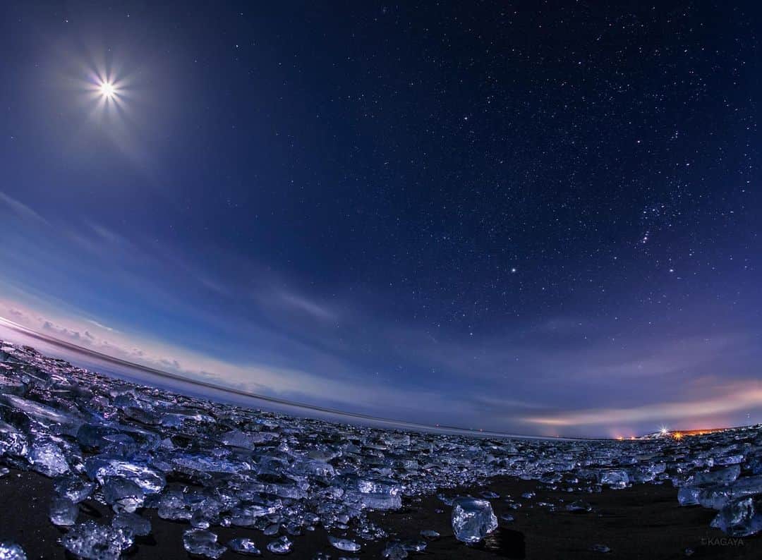 KAGAYAさんのインスタグラム写真 - (KAGAYAInstagram)「浜に打ち上げられた透明な氷たち。 月光に照らされ宝石のように光っていました。 写真右上にオリオン座と冬の大三角が写っています。 （2017年、北海道にて撮影） 今日もお疲れさまでした。 #星空 #北海道」2月22日 21時08分 - kagaya11949