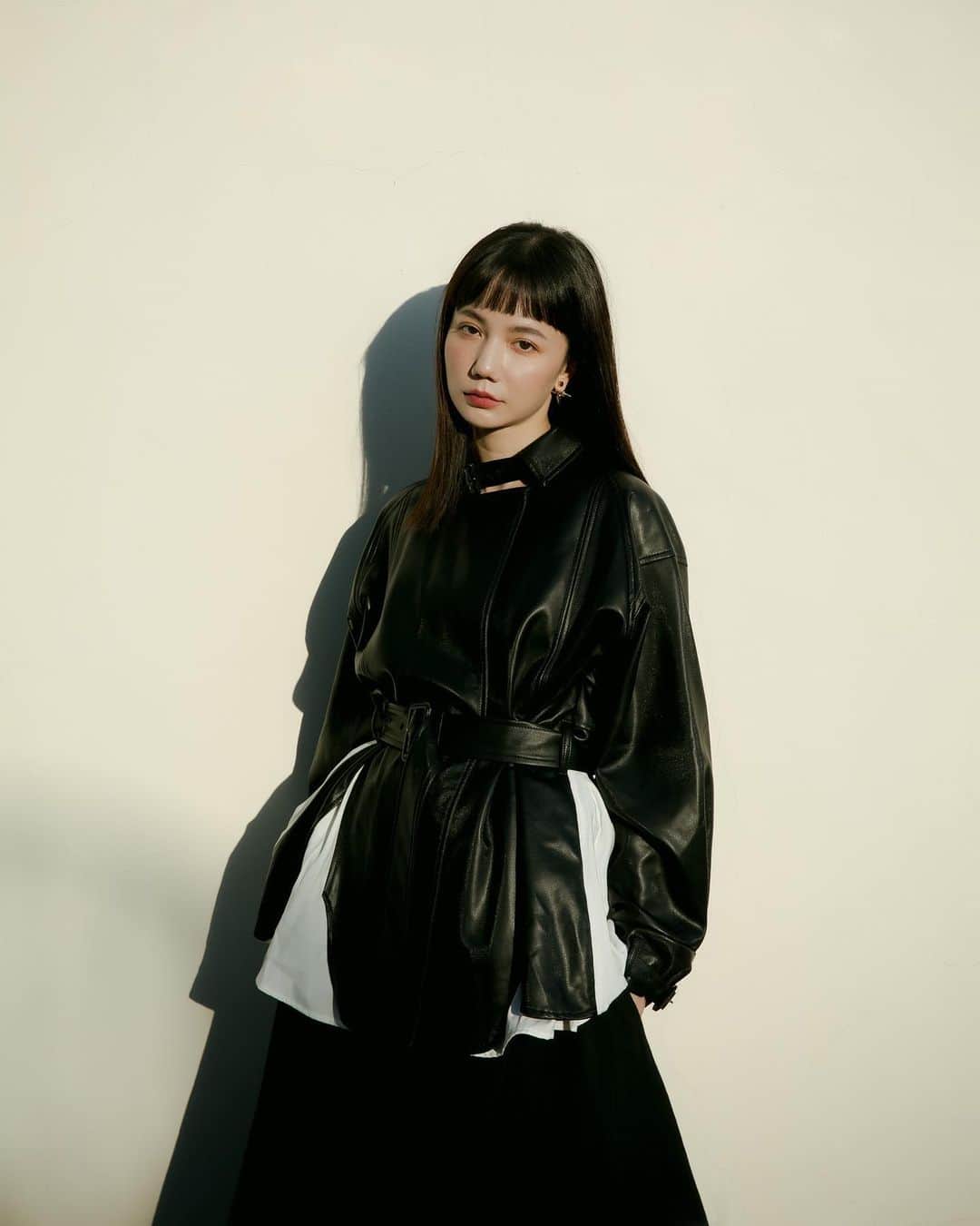 謝琦琦（Kiki）のインスタグラム：「都已經營運半年 新品上架還是好緊張 不過吊帶裙可以預購真的是太開心了🍻  皮衣.裙/ @no.11official」