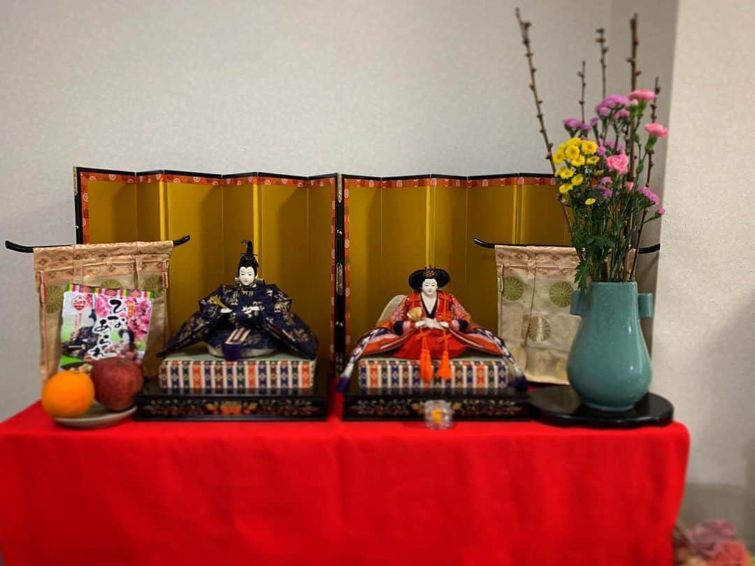 田井弘子さんのインスタグラム写真 - (田井弘子Instagram)「母からの写真 #ひな人形  わたくし4人兄妹、皆実家を出て今は両親二人暮らし。  でも今年も飾ってくれたようです。  ひな人形とは…  3月3日は桃の節句。 そのひな祭りで子供に災いが 降りかからない様にという家族の願いや、 人生の幸福が得られる様にという気持ちを込めてひな人形を飾るようになりました。」2月22日 21時18分 - hirokotai