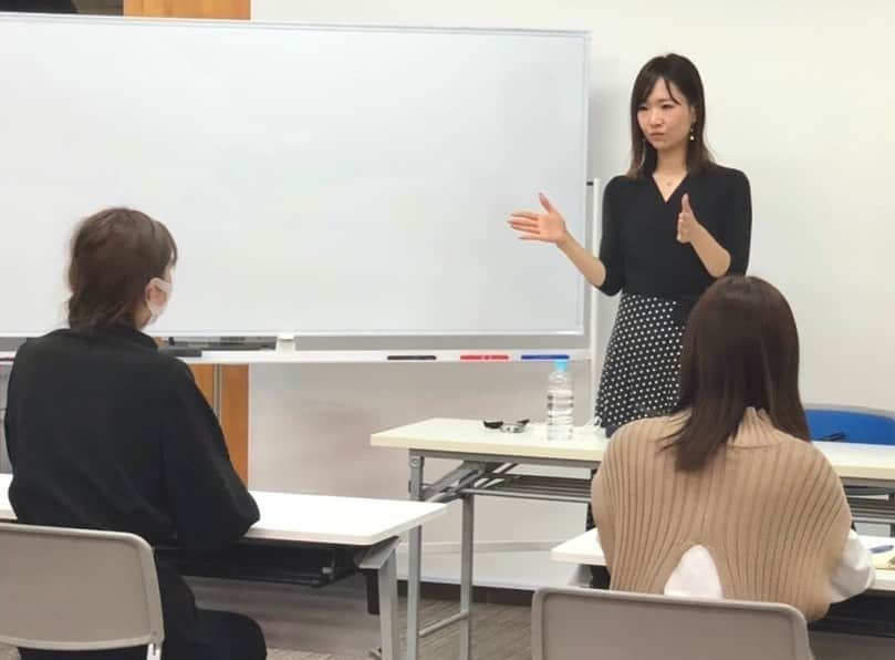 前川由希子さんのインスタグラム写真 - (前川由希子Instagram)「スピーチトレーニングのお仕事🎤  美と健康をテーマに 6ヶ月間の猛特訓を受けてプロを目指す Era Leaders1期生に向けた 話し方のトレーニングでした。  プロとして求められる話し方は？ 『伝わる』ために欠かせない要素は？ 喋りが上手いって何？ そんな話からスタートし、 呼吸法、発声、滑舌などのレッスンをしました。  真剣だから、吸収も早い！ 可能性に満ちた彼女たちはキラッキラでした✨  @era.leaders  #eraleaders  #エラリーダーズ  #美と健康  #プロを目指す  #スピーチレッスン  #スピーチトレーニング  #スピーチコンサルタント の仕事 #mc  #喋る仕事  #話し方  #話し方レッスン  #毎日トレーニングしよう」2月22日 21時18分 - maekawa.yukiko