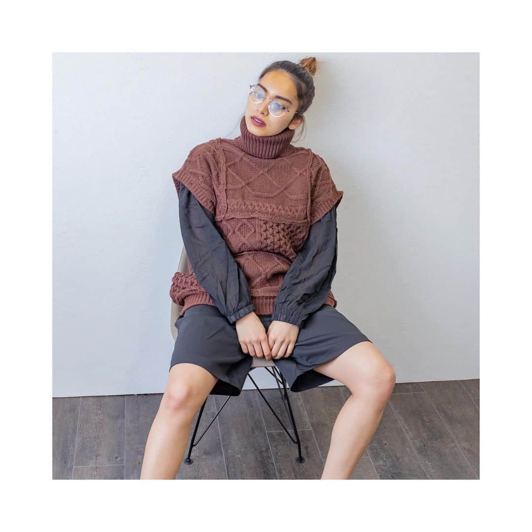 コレカウのインスタグラム：「ㅤㅤㅤㅤㅤㅤㅤㅤㅤㅤㅤㅤㅤ Recommend  ニットベストは長袖ニットとしても着用できる優れもの✨ ㅤㅤㅤㅤㅤㅤㅤㅤㅤㅤㅤㅤㅤ ROGER AND RAW  ケーブル切替ルーズタートルネックベスト ¥8,690(in tax) ▶︎Time sale ¥3,911(in tax)ㅤㅤㅤㅤㅤㅤ White / Brown / Blue  ㅤㅤㅤㅤㅤㅤㅤㅤㅤㅤㅤㅤㅤ ㅤㅤㅤㅤㅤㅤㅤㅤㅤㅤㅤㅤㅤ ㅤㅤㅤㅤㅤㅤㅤㅤㅤㅤㅤㅤㅤ ㅤㅤㅤㅤㅤㅤㅤㅤㅤㅤㅤㅤㅤ  #ニットベスト #リラックスコーデ #テレワークコーデ #あると便利 #シンプルコーデ #褒められコーデ ＃#楽におしゃれする #パステル  #カジュアルファッション #rogerandraw #instafashion #springfashion #ladysfashion #perky_room #韓国ファッション #春コーデ #シンプルコーデ #大人カジュアル #大人女子 #カジュアルコーデ #スプリングコーデ #fashion #chao_app #zozotown」