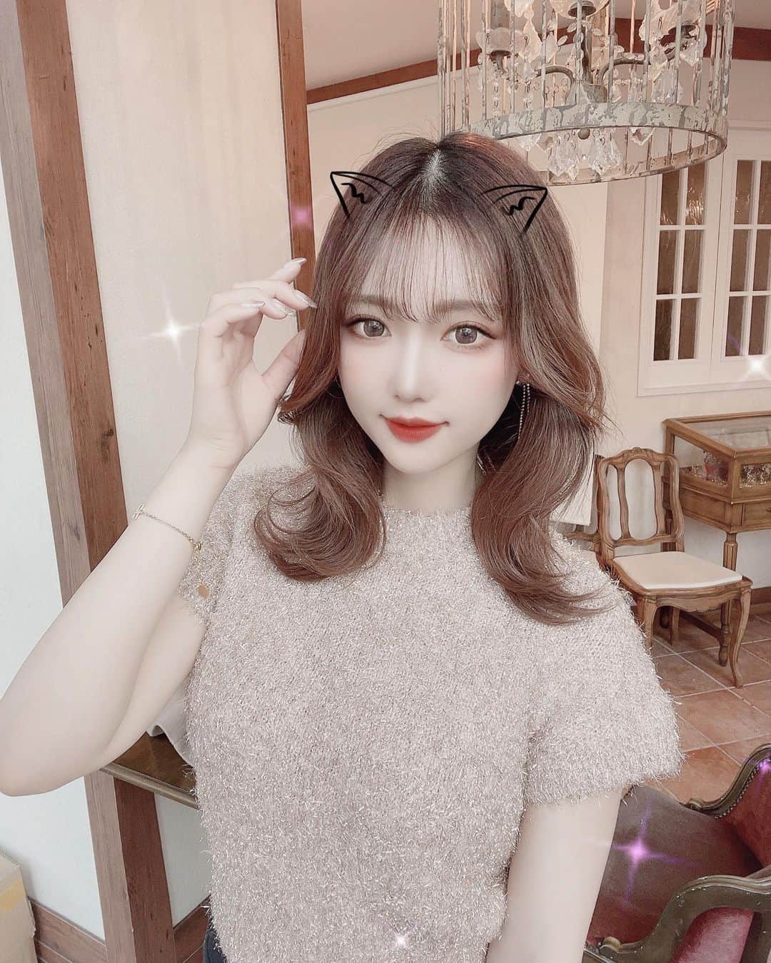 のインスタグラム：「今日、猫の日らしいฅ•ω•ฅ♥  にやっ、1.2.3〜 にゃっ、ありがとう〜♥ みんないつもありがとう🐾  @naka0523 に前髪切ってもらった✌︎ ✌︎  #サロンモデル#渋谷美容室#Euphoria #前髪cut#くびれミディ#韓国ファッション」