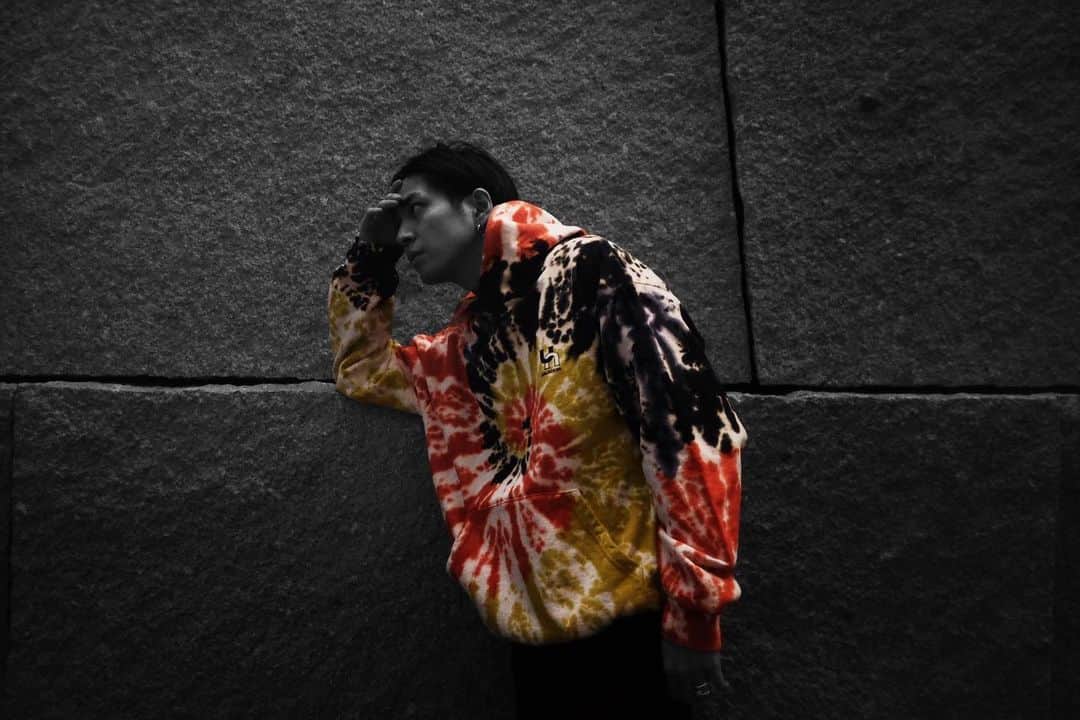 井澤勇貴のインスタグラム：「暖かくなってパーカーだけで外に出られるのは本当に嬉しいんですが花粉症が始まりまして、目と鼻に問題あり。  @unlocker_official   の受注会の日程が決まりましたので是非ご覧ください。」