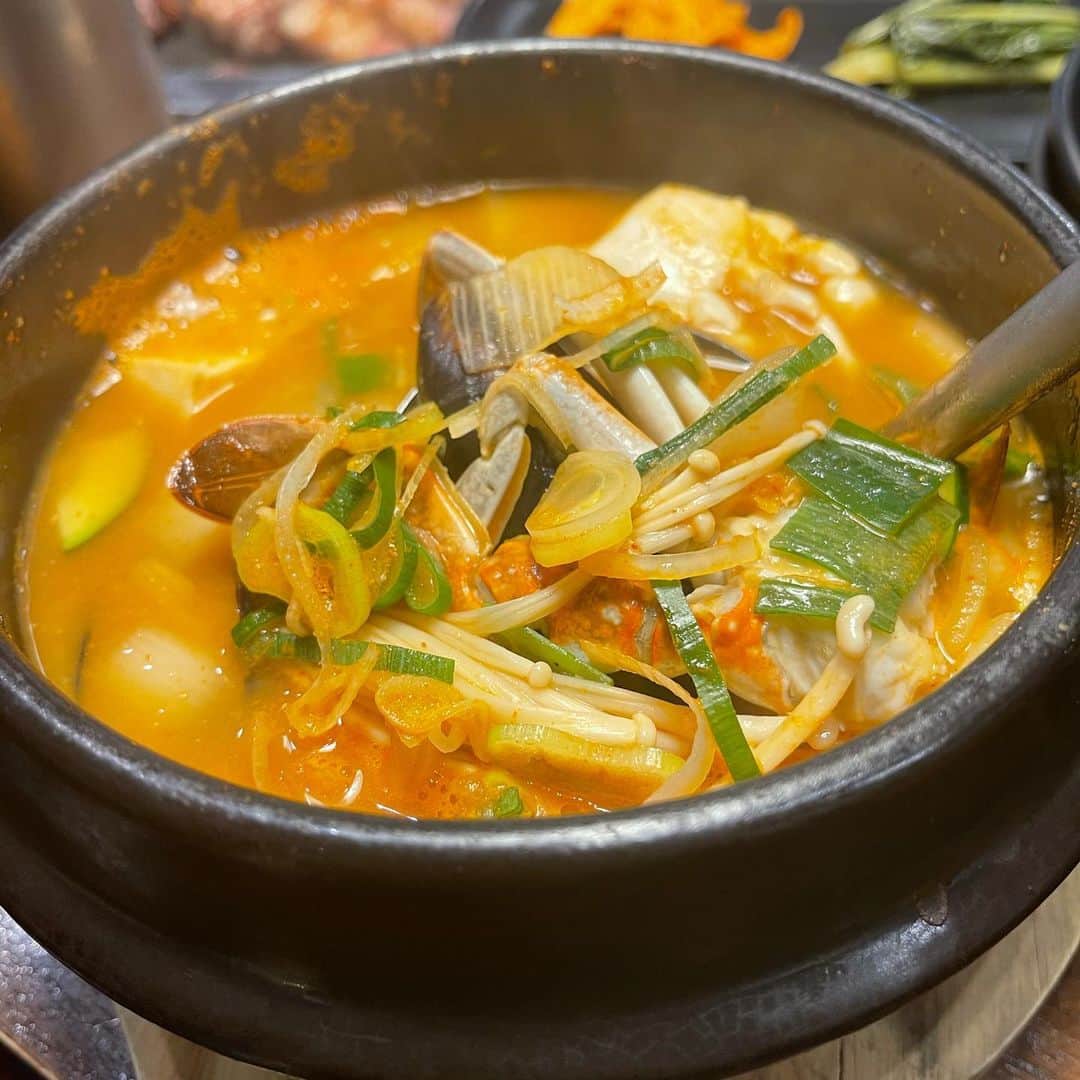 MAMIさんのインスタグラム写真 - (MAMIInstagram)「新大久保で最近お気に入りのお店  #sookdal   お初のランチ訪問🐷  まずランチセットは一番 お高いやつを頼みましょう❤️ (といってもリーズナブル)  アルコール含むドリンク付き サムギョプサル(追加料金で モクサルにチェンジ) 選べるメニューは トッポッキ 海鮮チヂミ 海鮮テンジャンチゲ  をチョイスしましょう  どれもこれもとてもおいしくて ほんとにおすすめ👍 店内も広くて換気もばっちり 検温もあるし。  またすぐ行きたいお店🐷  #新大久保 #グルメ #sookdal #サムギョプサル #モクサル #海鮮チヂミ  #トッポッキ #海鮮テンジャンチゲ #韓国料理」2月22日 21時14分 - mami_rcj