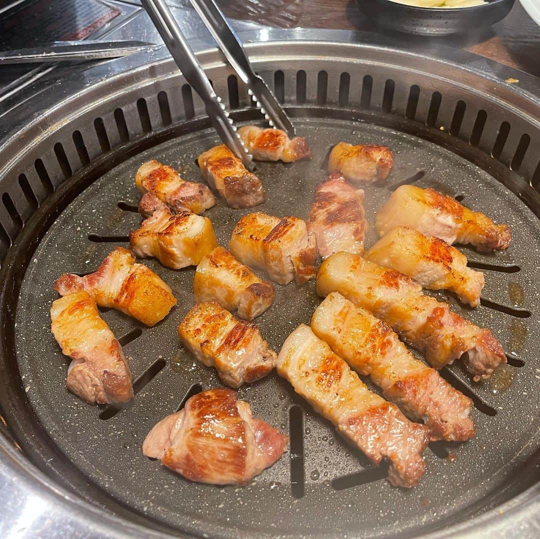 MAMIさんのインスタグラム写真 - (MAMIInstagram)「新大久保で最近お気に入りのお店  #sookdal   お初のランチ訪問🐷  まずランチセットは一番 お高いやつを頼みましょう❤️ (といってもリーズナブル)  アルコール含むドリンク付き サムギョプサル(追加料金で モクサルにチェンジ) 選べるメニューは トッポッキ 海鮮チヂミ 海鮮テンジャンチゲ  をチョイスしましょう  どれもこれもとてもおいしくて ほんとにおすすめ👍 店内も広くて換気もばっちり 検温もあるし。  またすぐ行きたいお店🐷  #新大久保 #グルメ #sookdal #サムギョプサル #モクサル #海鮮チヂミ  #トッポッキ #海鮮テンジャンチゲ #韓国料理」2月22日 21時14分 - mami_rcj