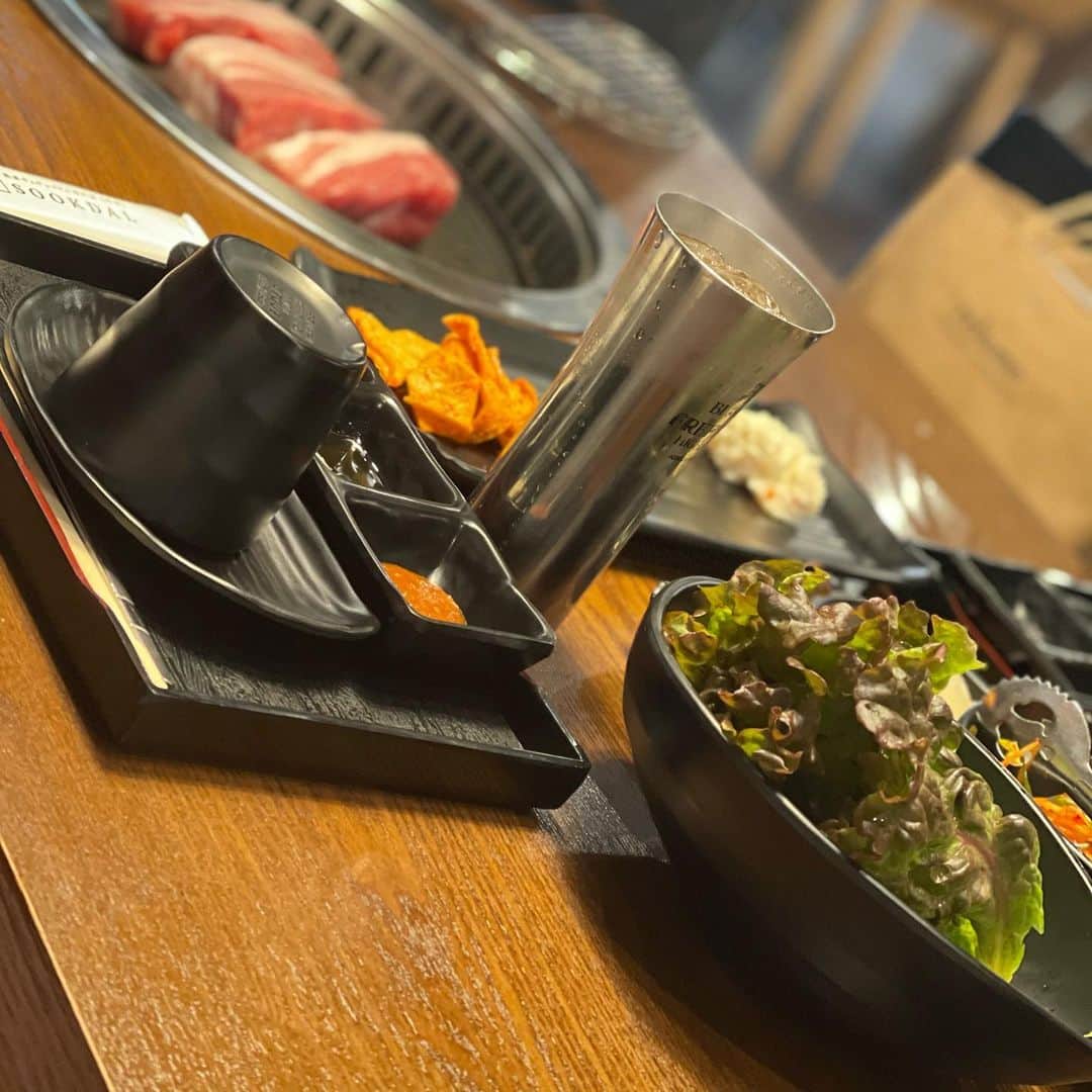 MAMIさんのインスタグラム写真 - (MAMIInstagram)「新大久保で最近お気に入りのお店  #sookdal   お初のランチ訪問🐷  まずランチセットは一番 お高いやつを頼みましょう❤️ (といってもリーズナブル)  アルコール含むドリンク付き サムギョプサル(追加料金で モクサルにチェンジ) 選べるメニューは トッポッキ 海鮮チヂミ 海鮮テンジャンチゲ  をチョイスしましょう  どれもこれもとてもおいしくて ほんとにおすすめ👍 店内も広くて換気もばっちり 検温もあるし。  またすぐ行きたいお店🐷  #新大久保 #グルメ #sookdal #サムギョプサル #モクサル #海鮮チヂミ  #トッポッキ #海鮮テンジャンチゲ #韓国料理」2月22日 21時14分 - mami_rcj