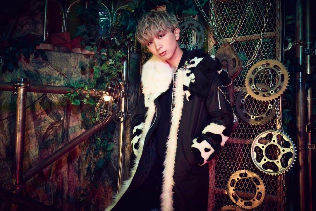 SHUNのインスタグラム：「牛さん🐄🐄🐄  #牛 #新アー写 #Reサクラエビデンスツアー #金髪 #金髪マッシュ #マッシュ男子 #韓国好きな人 #韓国好きな人と繋がりたい #韓国男子 #メンズアイドル #アイドル #idol #かっこいい #かわいい #fff #l4l #f4f #ootd #bts #jo1 #ulzzangboy #셀카 #얼스타그램 #팔로미 #얼짱」