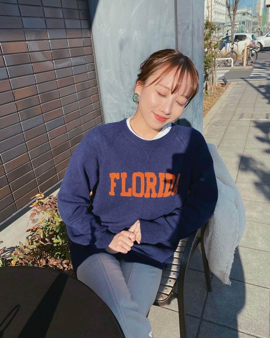 大野真昂のインスタグラム：「パパのクローゼットから引っ張り出してきたニット✌︎ 最近韓国いきたい欲がすごい、いつなったらいけるんだろうか🥲」