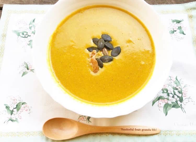 白羽ゆりのインスタグラム：「私の好きな美容飯☺︎  かぼちゃスープ🎃  かぼちゃ(皮ごと) 人参。 玉葱(バターで炒める) デーツ。 豆乳。 牛乳(少し) 甘酒。 シナモン。 塩。 オリーブオイル。 MCTオイル。  かぼちゃの種。 ピスタチオ。 胡桃。  かぼちゃと人参は茹でて、炒めた玉葱とデーツ、茹で汁、豆乳をミキサーへ。火にかけて最後に甘酒とオイルとシナモンを混ぜます。牛乳も少し入ってます！甘さはここで調整して下さい。  いつもたくさん作ってしまうので残りは冷凍してます。  😋おすすめです😋」