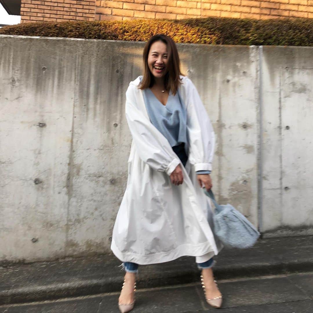 増山敬子のインスタグラム：「今日もとっても暖かい1日でしたね♡ 昨日は お友達家族が近所まで来てたのでテラスでランチを楽しみました💗💗 #スプリングコート カジュアルに着れるシルエットに軽くてきっと防水加工もされてあるだろうこちらのコート♡ 軽さにコンパクトにしまえてスニーカーに合わせてかわいいの💗 やっぱり水色が最近気に入ってる♡ みんなは何色が好きかな？ 明日もお休みで、今日は家族で 映画タイムです🎬 #おちびコーデ  #セーター #ドゥーズィエムクラス  #デニム　#レッドカードデニム  #バック　#レモンプレット」