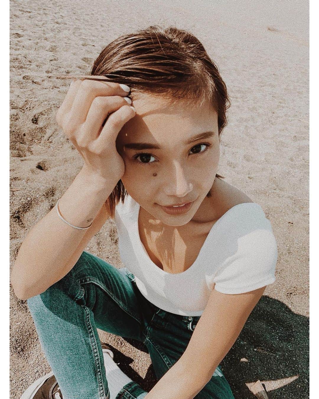 のインスタグラム：「Nature🍒🌙 ひとりでぼーっとする この時間が本当に好きなんだ☺︎ シャツ羽織ってたけど暑くて脱いじゃった日💛 #chilltime」