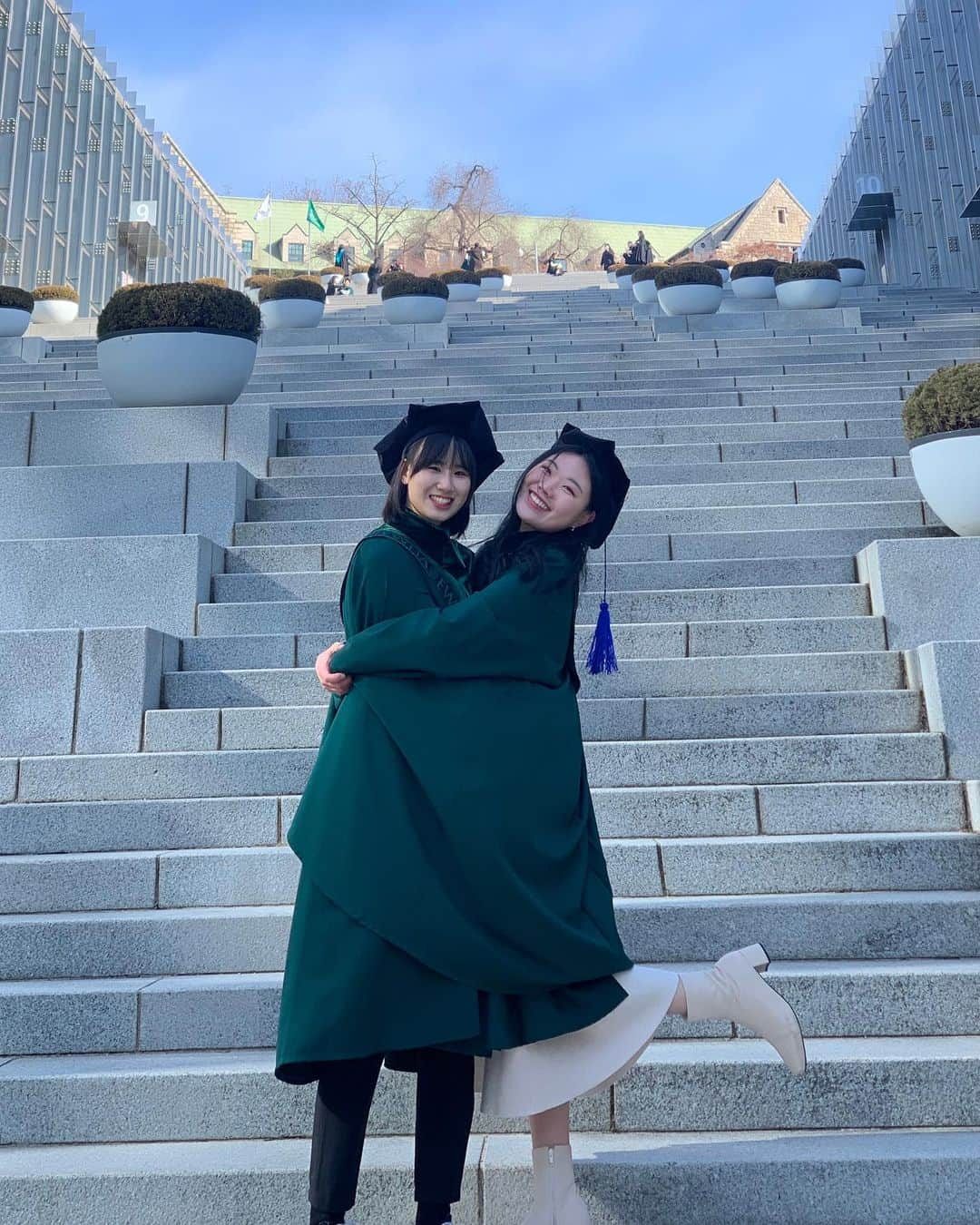 金海珍さんのインスタグラム写真 - (金海珍Instagram)「여러분~ 저 드디어 졸업했어요!!🎓 아직도 새내기 같은데 제가 벌써 졸업이라니...😳 이화에 들어와서 좋은 사람들도 많이 만나고 많은 배움을 얻어갈 수 있어서 너무 행복한 시간이었어요ㅎㅎ 앞으로도 이화에서 얻은 경험과 깨달음들을 바탕으로 더더욱 더 성장해나가고 발전해나가는 사람이 될게요☺️ 오늘 졸업하시는 벗들 모두 너무 고생많으셨궁 이번에 입학하는 우리 새내기 벗들은 제가 그랬듯 이화에서 본인이 원하는 길을 찾으실 수 있었으면 좋겠어요ㅎㅎ 앞으로도 이화길만 걸어요 우리🌸💚 . 졸업 축하해준 친구들 모두 너무너무 고마워ㅠㅠ!! 너네가 있어서 내 대학생활이 너무 행복했오~! 앞으로도 우리 더더 행복하자!!🥰 Ewha, where change begins . #이대 #졸업 #드디어 #대학생 #끝 #화연이 #university #graduation #ewhawomansuniversity」2月22日 21時23分 - haejin_kim0423