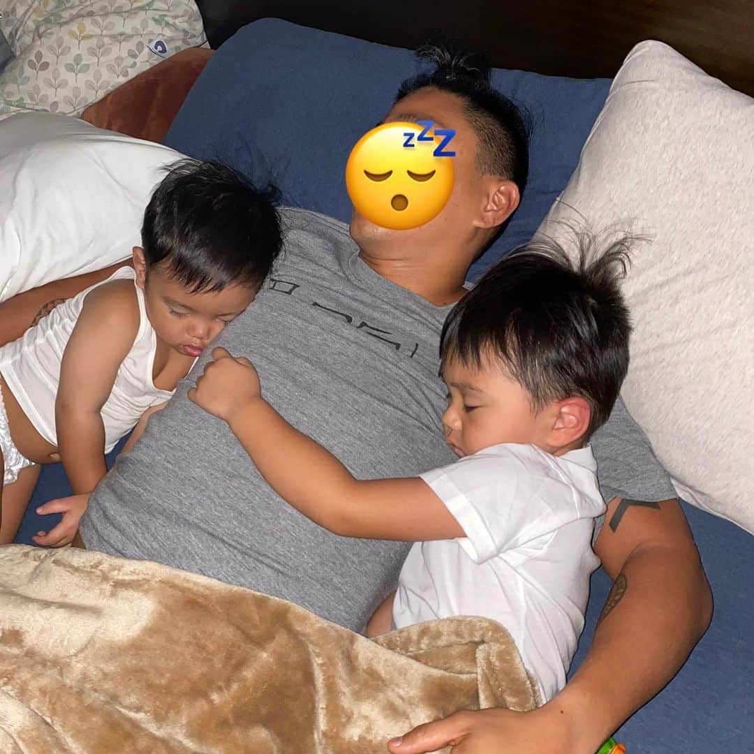 Iya Villaniaさんのインスタグラム写真 - (Iya VillaniaInstagram)「Here’s a peak at one of my fave folders in my phone ❤️  When I wake up to feed Alana, I always have a moment when I look at my boys and then my heart feels so full ❤️ I love catching them in random positions 😆 so me being the annoying and obsessed mama, I take a pic 😂 #sorrynotsorryfortheflash 😂 @drewarellano hates it but one day he’ll thank me for it 😆 #ArellanoSleepingSeries」2月22日 21時24分 - iyavillania