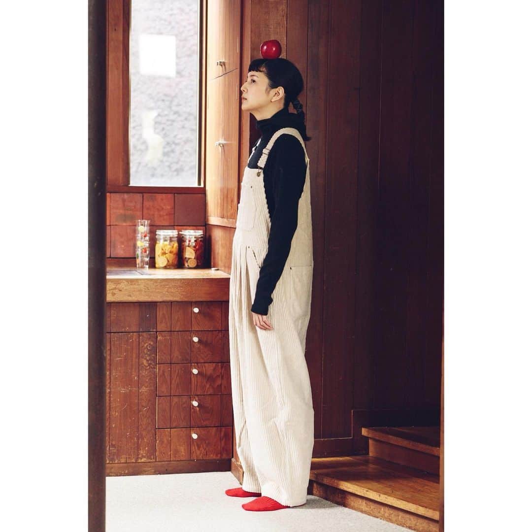 のインスタグラム：「樽みたいな太畝コーデュロイを使用した樽オーバーオール、たっぷりぽってりシルエットでストレスフリーなのがオススメポイントなんだけど、肩紐のところの畝がナナメになっているところも密かなお気に入りポイントです😇 コーデュロイは通年着たい🙉  photo @katosaku  h&m @yokoyosh」