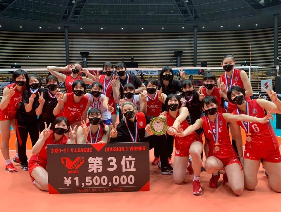 柳田光綺のインスタグラム：「＊2020-21 Vリーグ＊ 3位で締めくくりました‼️  まずは、この大変な状況でリーグ戦をファイナルまで無事に終えられたこと、Vリーグ機構や運営に携わって頂いた沢山の方々に感謝します。  そして、今期のホームゲームでは不安がある中でも沢山の方々の熱い想いで素晴らしい大会となりました！ "あたりまえのことなんてない"という事を知れたからこそ一つ一つがよりチームのチカラになりました‼️ 応援してくださった皆さま、本当にありがとうございました😊  人の想いを大切にできるこのチームが大好きです！ そして、そんなチームを愛して応援して下さる皆さんを元気にできるように挑続していきます🚀✨  今週末からすぐにVカップが始まりますので、引き続き熱い応援よろしくお願いします🔥🔥🔥  #NECレッドロケッツ #Vリーグ #御礼  ⭐️選手みんなそれぞれの好みに合ったマスコットを作ってくれた安田みなみ。 私はかわいいトトロでした！ 愛のこもった手紙つき📩 #新人長身セッター #安田美南 #プレーにも乞うご期待」