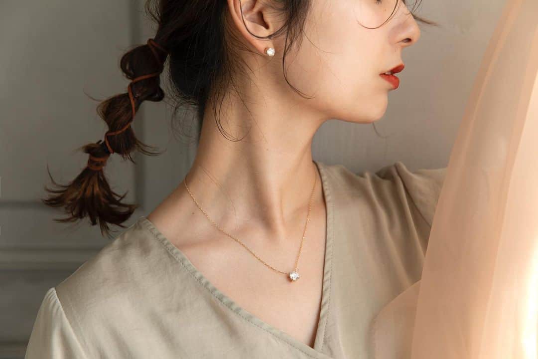 のインスタグラム：「【ヘアとジュエリーの撮影】  手軽に出来るアレンジとエシカルジュエリーの絶妙な関係性。 .  .  モアサナイトジュエリーはダイヤより2.5倍輝く宝石。長く使ってても濁らない煌めき。 マリッジリングやブライダルにもおすすめですよ。  気になる方はこちらをフォローして、DMで詳しく聞いてみてくださいね！ @moissanite_emma   最近はその様なカメラマンとしてのお仕事の依頼も受けてます。【要相談】 #ヘアスタイル  #大阪美容室シーン #茨木美容室シーン #ヘアアレンジ簡単  #髪型　#ヘアアレンジ　#切りっぱなしボブ　#美容学生　#美容師　#大阪美容師　#茨木市　#茨木　#ロングヘア　#カットモデル  #サロンモデル　#関西サロンモデル　#おしゃれさんと繋がりたい #巻き髪スタイル　#美容学校 #ショートヘア　#ショートボブ#大人スタイル　#春スタイル　#ストレートヘア #下防タツヤ#吹田美容室#吹田美容室シーン #茨木市美容室　#茨木市美容室シーン　#艶髪 モデル協力 @miiikunkun  モアサナイトジュエリーショップ　EMMA @moissanite_emma」