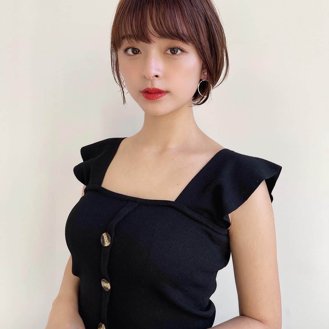 かおりのインスタグラム：「・ ・  撮影で着た ノースリーブが可愛すぎた🥰  今年はたくさん 可愛いノースリーブ買う！  #ノースリーブ　#春」