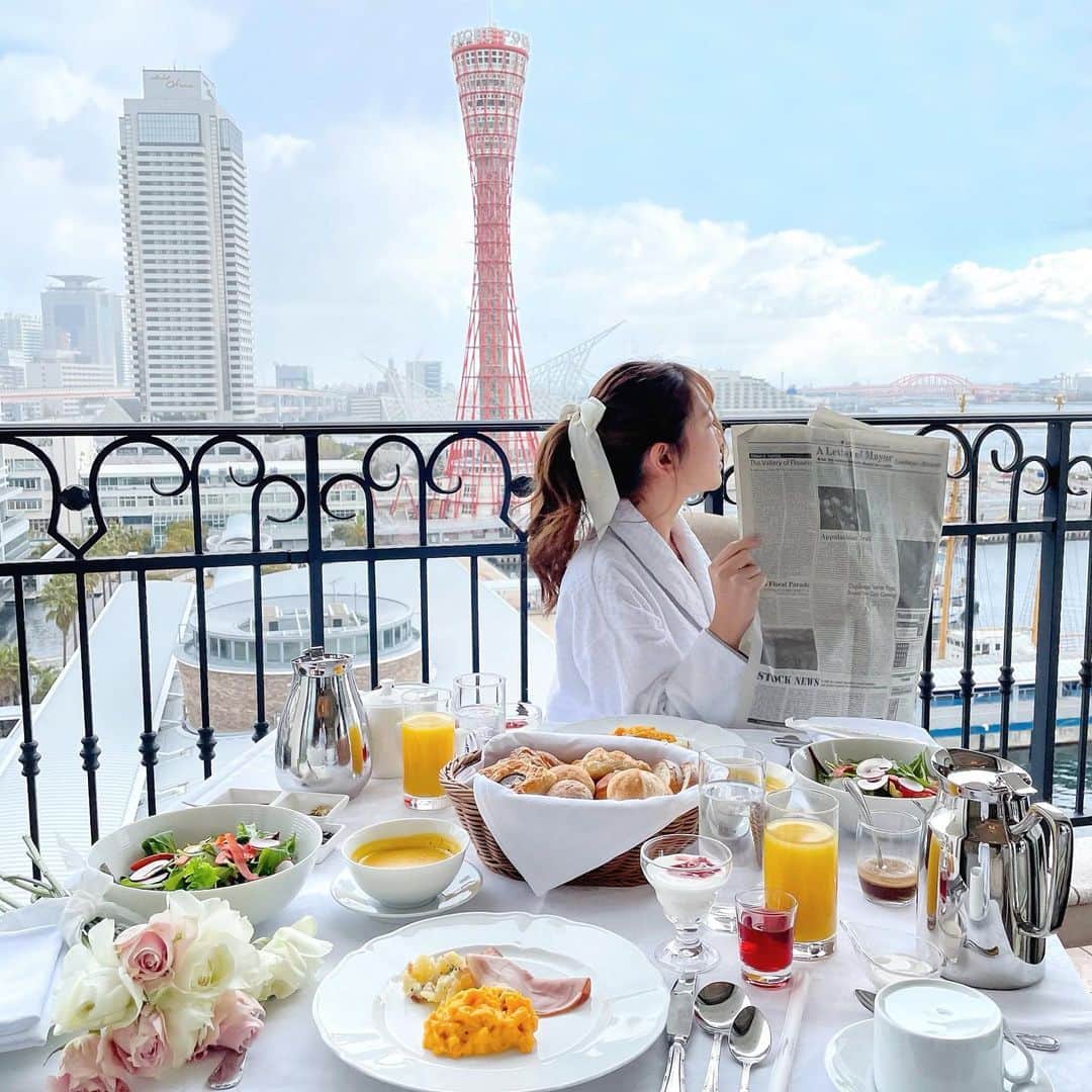 RIEさんのインスタグラム写真 - (RIEInstagram)「【 神戸 / @hotellasuitekobe 】﻿ ﻿ ルームサービスの朝食🥞♥️﻿ 提供時間は7:00〜10:30まで﻿ 好きな時間でお願いすることができました⏰﻿ (チェックイン順で埋まってる時間もあり)﻿ ﻿ 各部屋のテラスでも食べることができるので﻿ これからの暖かい季節には最高すぎる﻿ ロケーションで朝を過ごせるはず🌸﻿ ﻿ お部屋に届いた瞬間、こんなに？って﻿ おもうくらいの贅沢な量でびっくり💕﻿ @lepankobekitano のパンは持ち帰り袋付き﻿ 食べれ切れなくても安心🙆🏼‍♀️◎﻿ ﻿ ﻿ メニューの詳細👇🏼﻿ お目ざめのカクテルジュース﻿ 氷上産 ヨーグルトと季節のフルーツ﻿ 兵庫県産 野菜のサラダ﻿ 兵庫県の野菜を使った身体に優しい季節のスープ﻿ ル・パン オリジナルベーカリー﻿ 七福卵を使ったお好みの卵料理(スクランブルエッグ・目玉焼き・ポーチドエッグ)﻿ 兵庫県産ポークのハムとソーセージ添え﻿ お好みのジュース(オレンジ・グレープフルーツ・トマト)﻿ お飲物(コーヒー・紅茶・カフェオレ・ミルク・ハーブティー)﻿ ﻿ ﻿ ﻿ ~~~~~~~~~~~~~~~~~~~~~~~~﻿ ☑︎ ホテル・ラ・スイート神戸ハーバーランド﻿ ☑︎ みなと元町駅 徒歩4分﻿ ~~~~~~~~~~~~~~~~~~~~~~~~﻿ ﻿ ﻿ ﻿ #ホテルラスイート神戸 #ホテルラスイート神戸ハーバーランド #pr #lasuitememory #ラスイートメモリー #ラスイート神戸 #ラスイートメモリー #ホテルモーニング #モーニング #ルパン神戸 #ホテルステイ #おしゃれホテル #ホテル女子会 #関西ホテル #ホテルライフ #ホテルライク #ピクニック #ホテル巡り #神戸ポートタワー #神戸観光 #神戸旅行 #関西旅行 #tabijyomap_kobe #TabiMUSE_JPN #mornigvibes #flatlay #hotelgram #hotelbreakfast #旅行的意義 #たびすたぐらむ #神戸」2月22日 21時28分 - rie_tabi