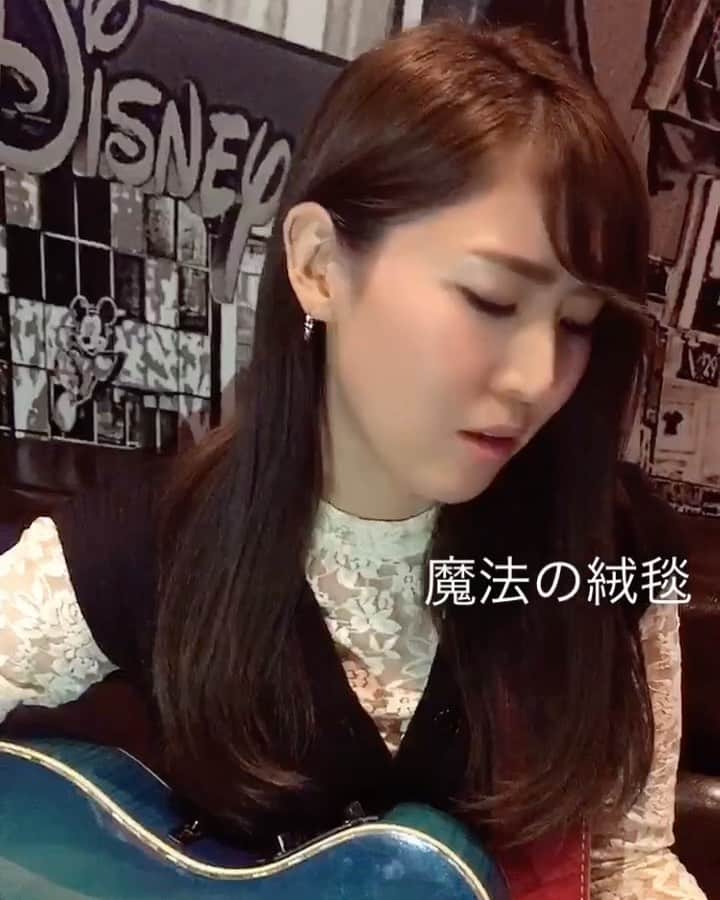 おかゆのインスタグラム：「🎸🧞‍♀️💭 . 川崎鷹也さんの「魔法の絨毯」 弾き語りver. . #川崎鷹也 さん #魔法の絨毯 #おかゆウタ #弾き語り #ギター弾き語り #Japanesemusic #singersongwriter #playingtheguitar」
