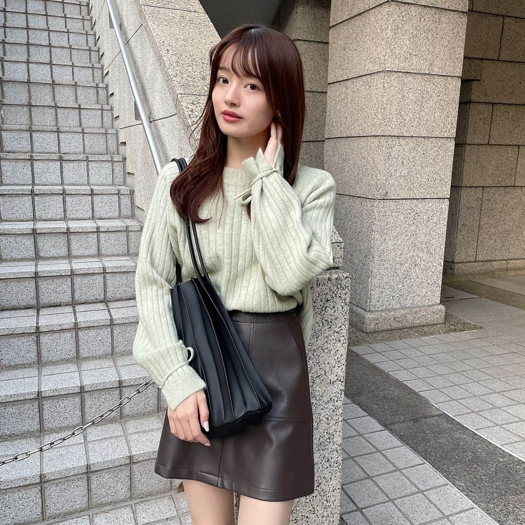 MERY ITEMのインスタグラム：「［ max 30% off sale ］⁣ .⁣ “ sleeve ribbon knit ”⁣ .⁣ スリット入りの太めリブニット♡⁣ 華やかな印象のフレッシュなカラー展開です🍊⁣ .⁣ color：orange / pistàcchio⁣ ¥5,500 → ¥3,850（tax in）⁣ .」
